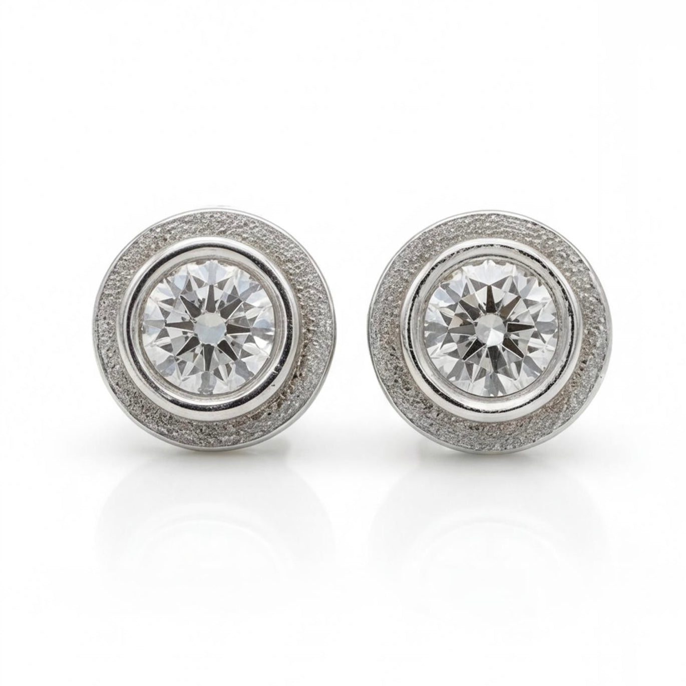 עגילים צמודים זהב 14K לבן יהלומים טבעיים 0.80 קראט מק״ט 993