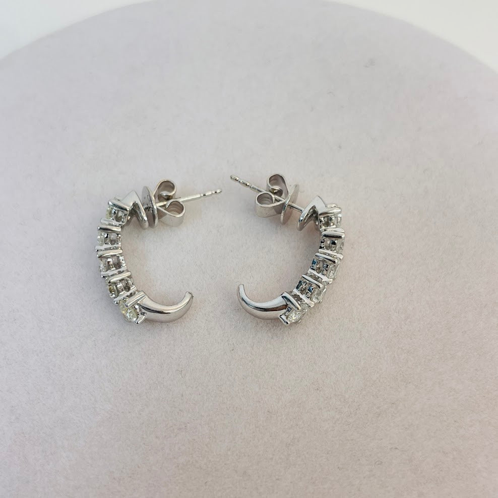 עגילי חצי חישוק זהב לבן 18K משובצים 1.15 קראט יהלומים טבעיים צבע F נקיון VS מק"ט 472