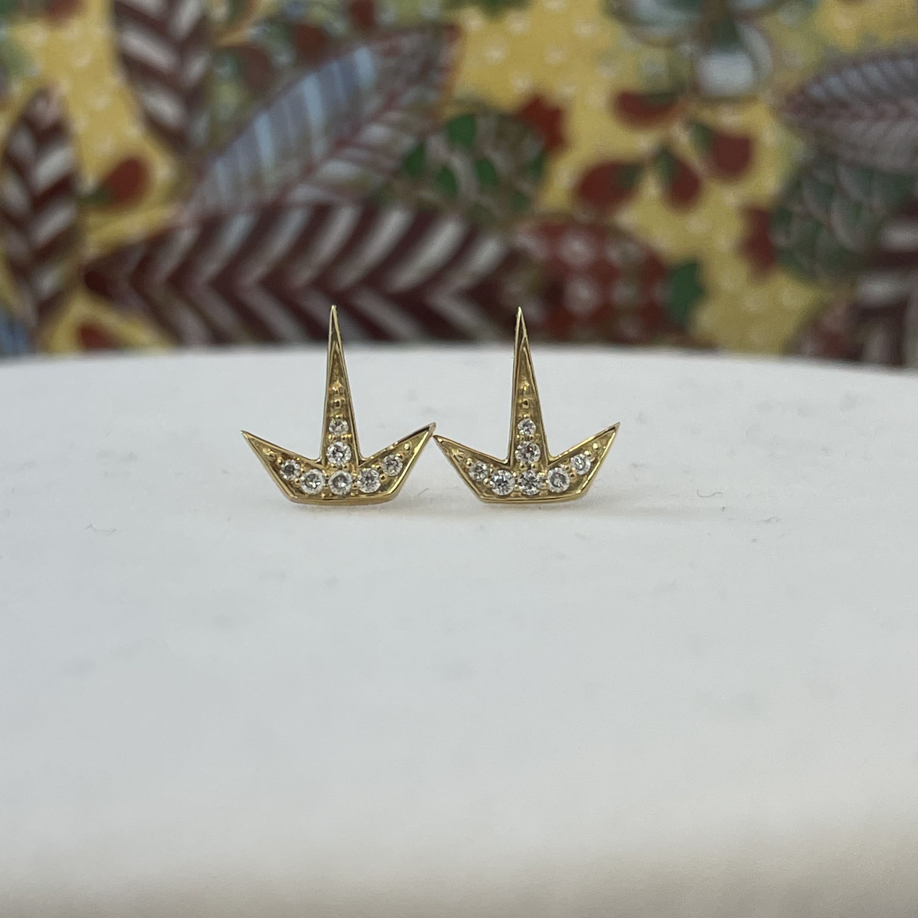 עגילים משובצים יהלומים לבנים טבעיים 0.06 קראט צבע F ניקיון VS-SI זהב 14K צהוב (מגיעים עם סוגרים) מק"ט 739