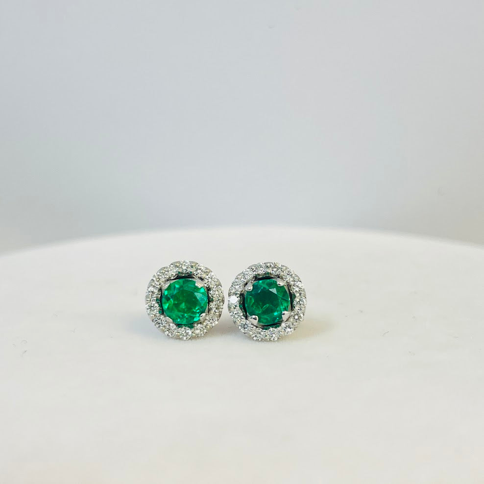 עגילי זהב לבן 14K משובצים 0.25 קראט יהלומים טבעיים צבע F נקיון VS ובמרכז אבן אמרלד 1.00 קראט מק"ט 226