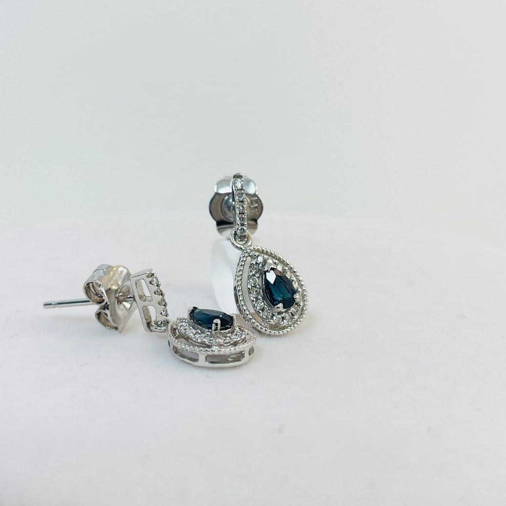 עגילים תלוים זהב לבן 14K משובצים 0.18 קראט יהלומים טבעיים צבע F נקיון VS ובמרכז 0.49 אבן חן ספיר מק"ט 9