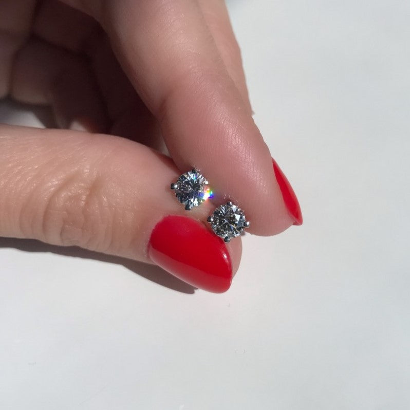 עגילי יהלום קלאסיים