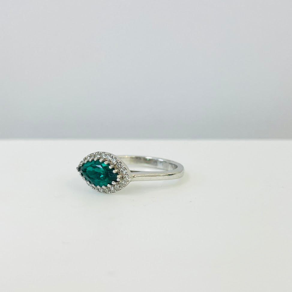 טבעת זהב לבן 14K משובצת אבן אמרלד סינטטי 0.70 ויהלומים טבעיים 0.20 קראט צבע F נקיון VS מק"ט R2230