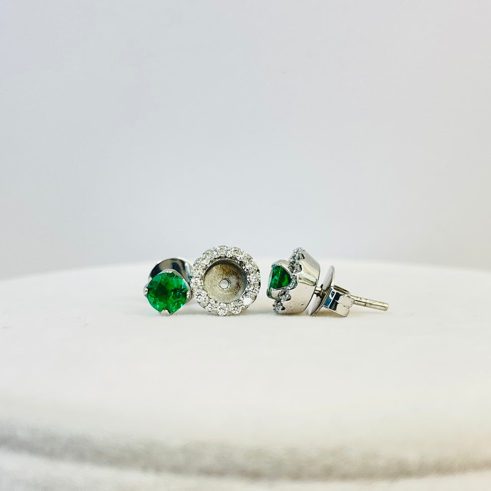 עגילי זהב לבן 14K משובצים 0.25 קראט יהלומים טבעיים צבע F נקיון VS ובמרכז אבן אמרלד 1.00 קראט מק"ט 226