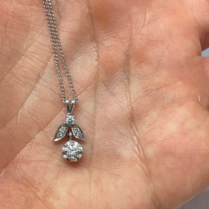 שרשרת יהלומים טבעיים 0.24 קראט בצורת פרח צבע F ניקיון VS זהב 14K לבן מק״ט 582