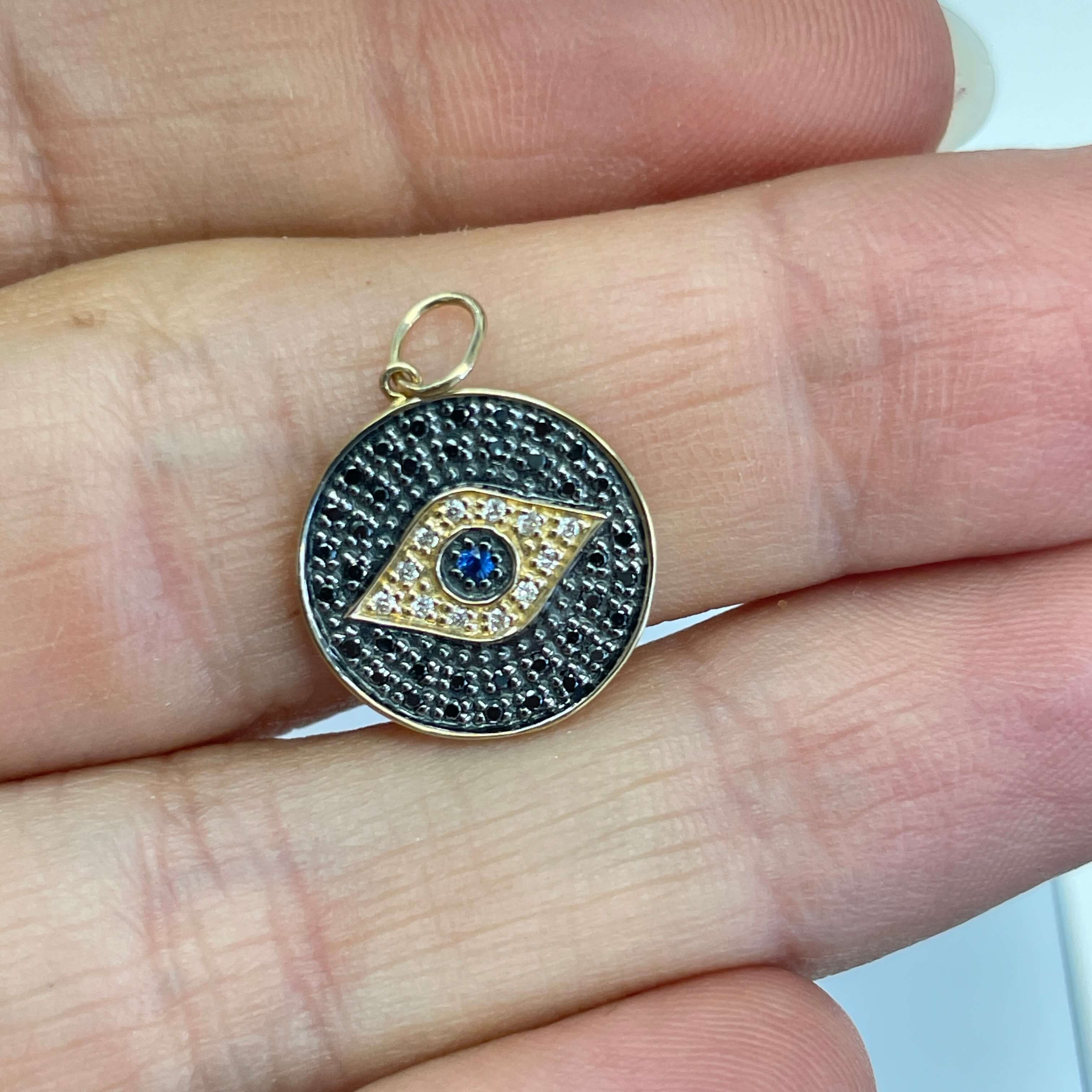 תליון עגול בצורת עין יהלומים שחורים ולבנים ואבן ספיר כחולה טבעיים 0.18 קראט יהלומים צבע F ניקיון VS זהב 14K צהוב מק״ט 629
