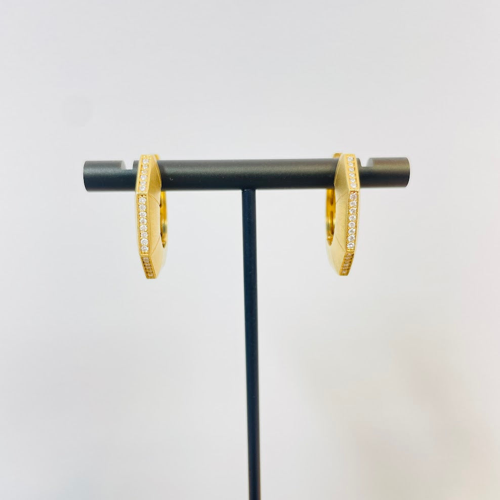 עגילי חישוק זהב צהוב 18K משובצים 0.30 קראט יהלומים טבעיים צבע F נקיון VS מק"ט 113