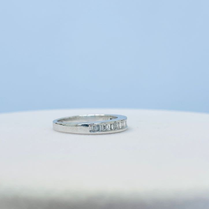 טבעת שורת יהלומי בגטים טבעיים 0.22 קראט צבע F ניקיון VS זהב 14K לבן מק״ט 578