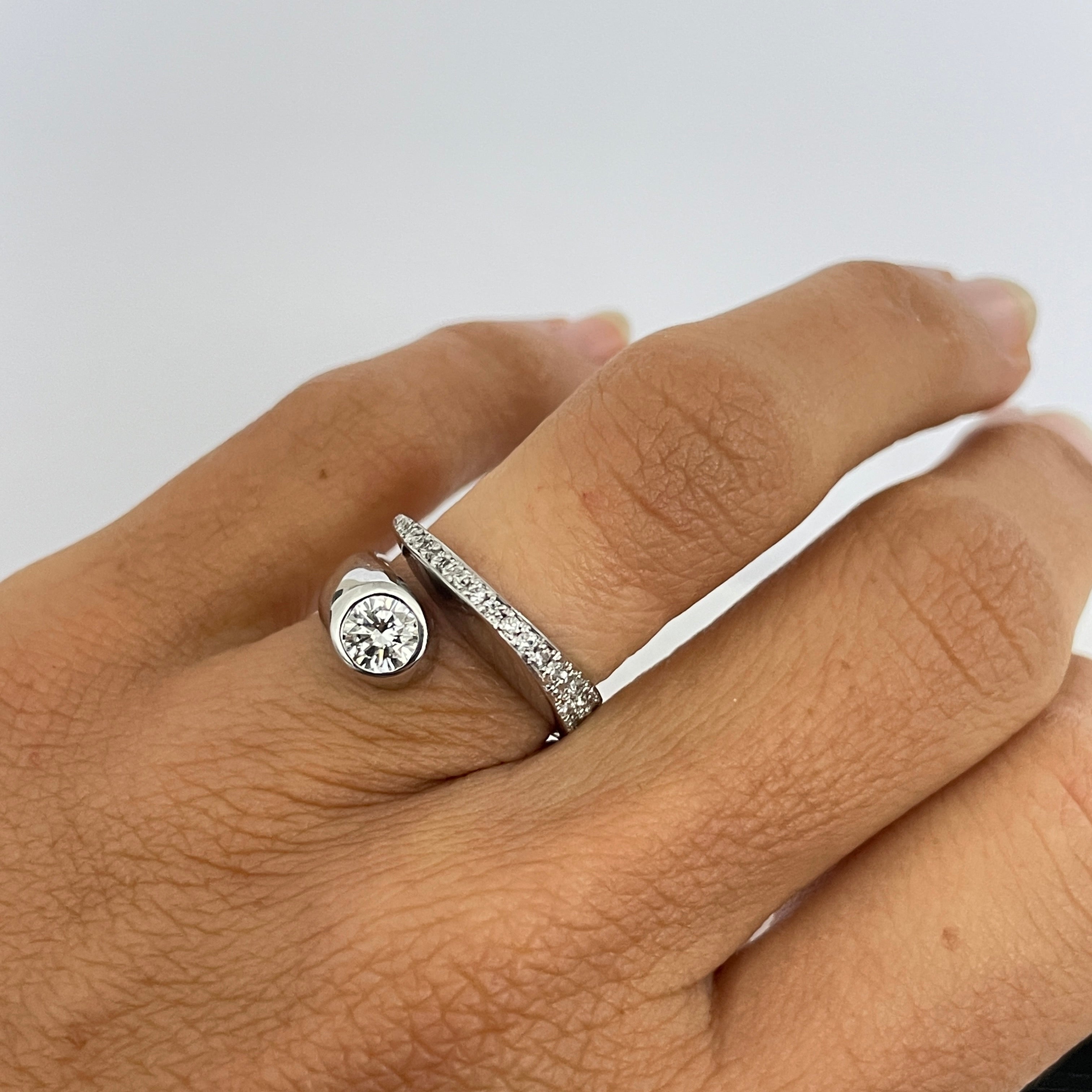 טבעת יהלומים טבעיים בעיצוב טוויסט יהלום עגול מרכזי 0.55 קראט ו0.30 קראט יהלומים קטנים צבע F ניקיון VS זהב 14K לבן מק"ט 537