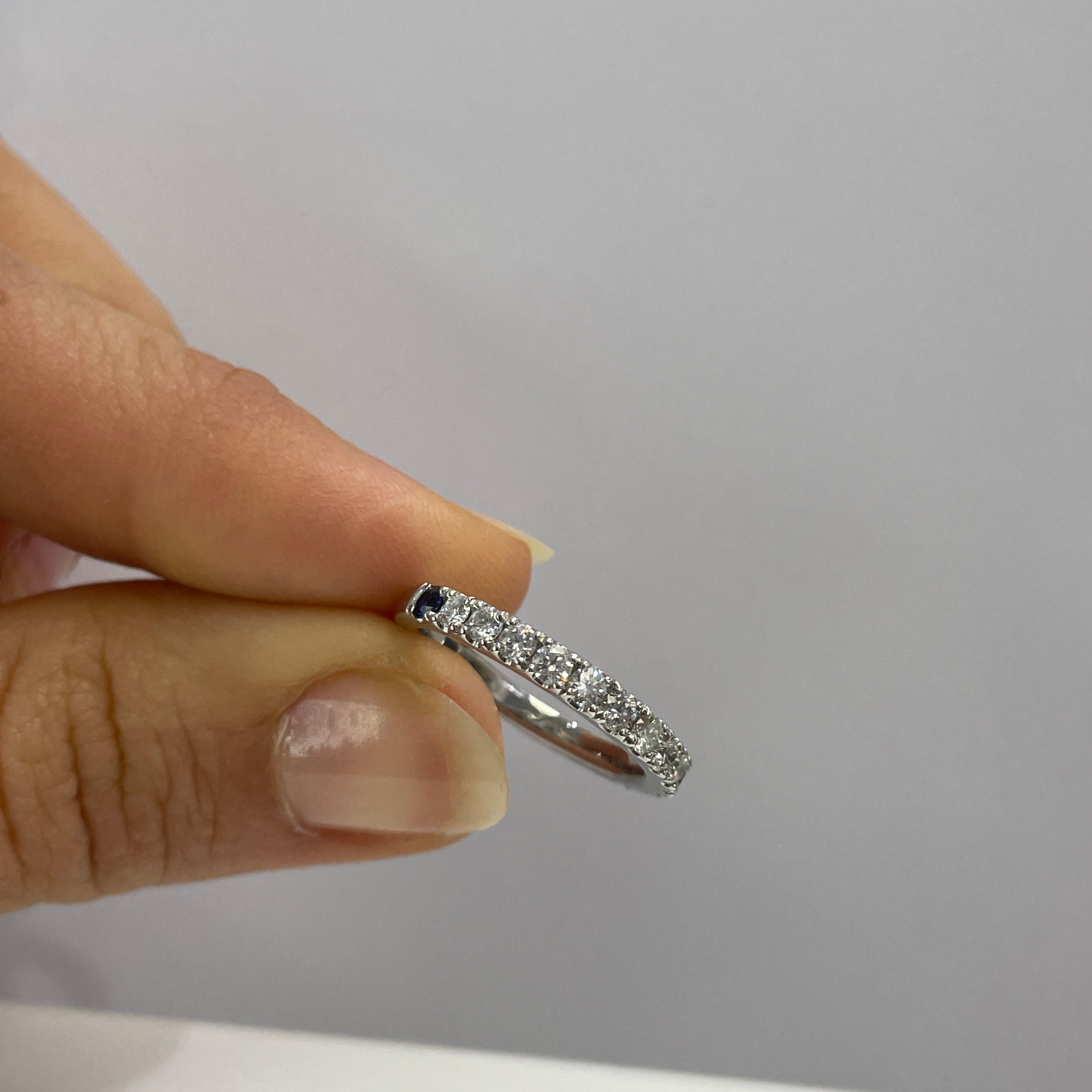 טבעת זהב לבן 14K Eternity בשיבוץ יהלומים טבעיים 0.36 צבע F נקיון VS ושיבוץ של אבן ספיר כחולה 0.06 מק"ט 292