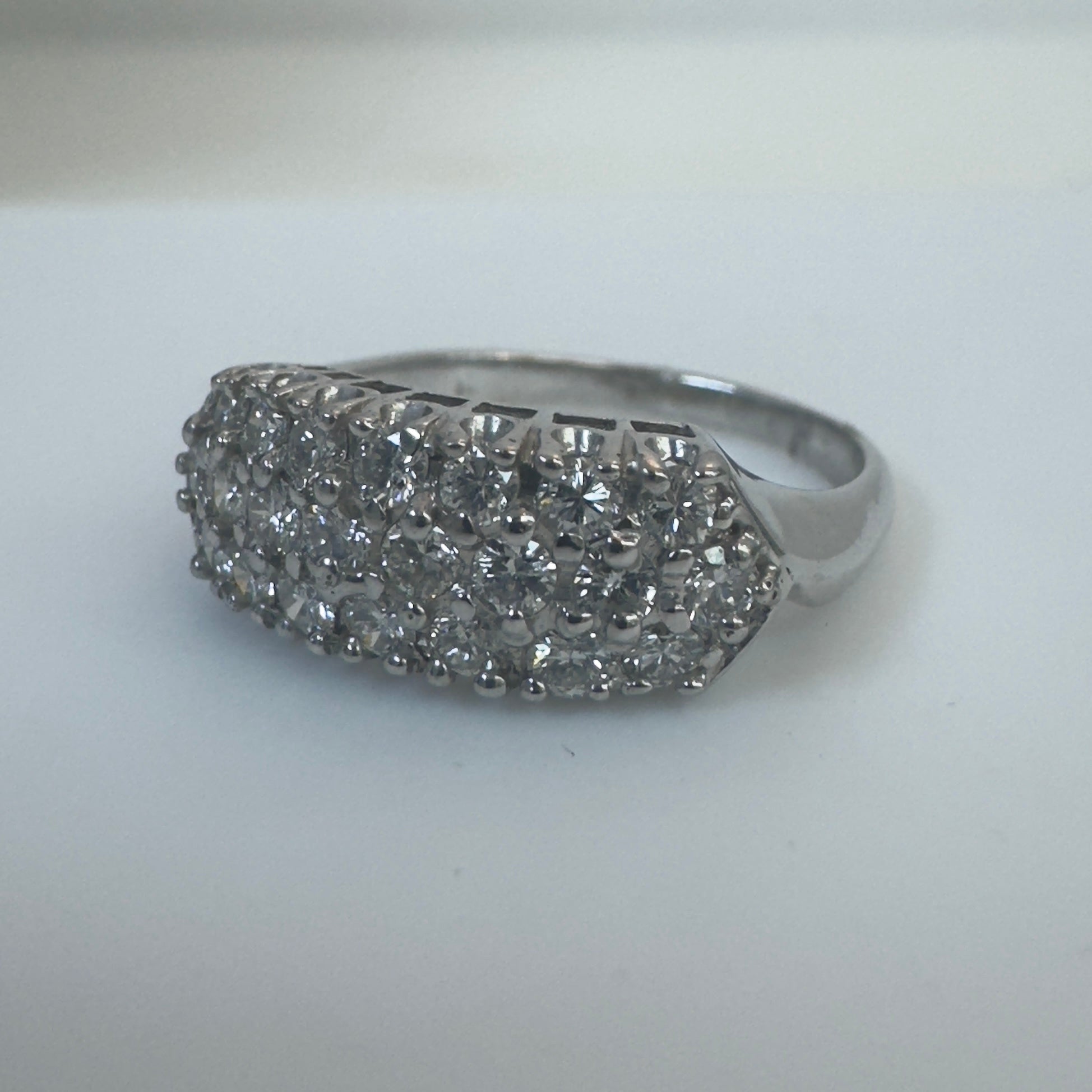 טבעת יהלומים 3 שורות 0.80 קראט יהלומים טבעיים צבע E ניקיון VS זהב לבן 14K מק"ט 155