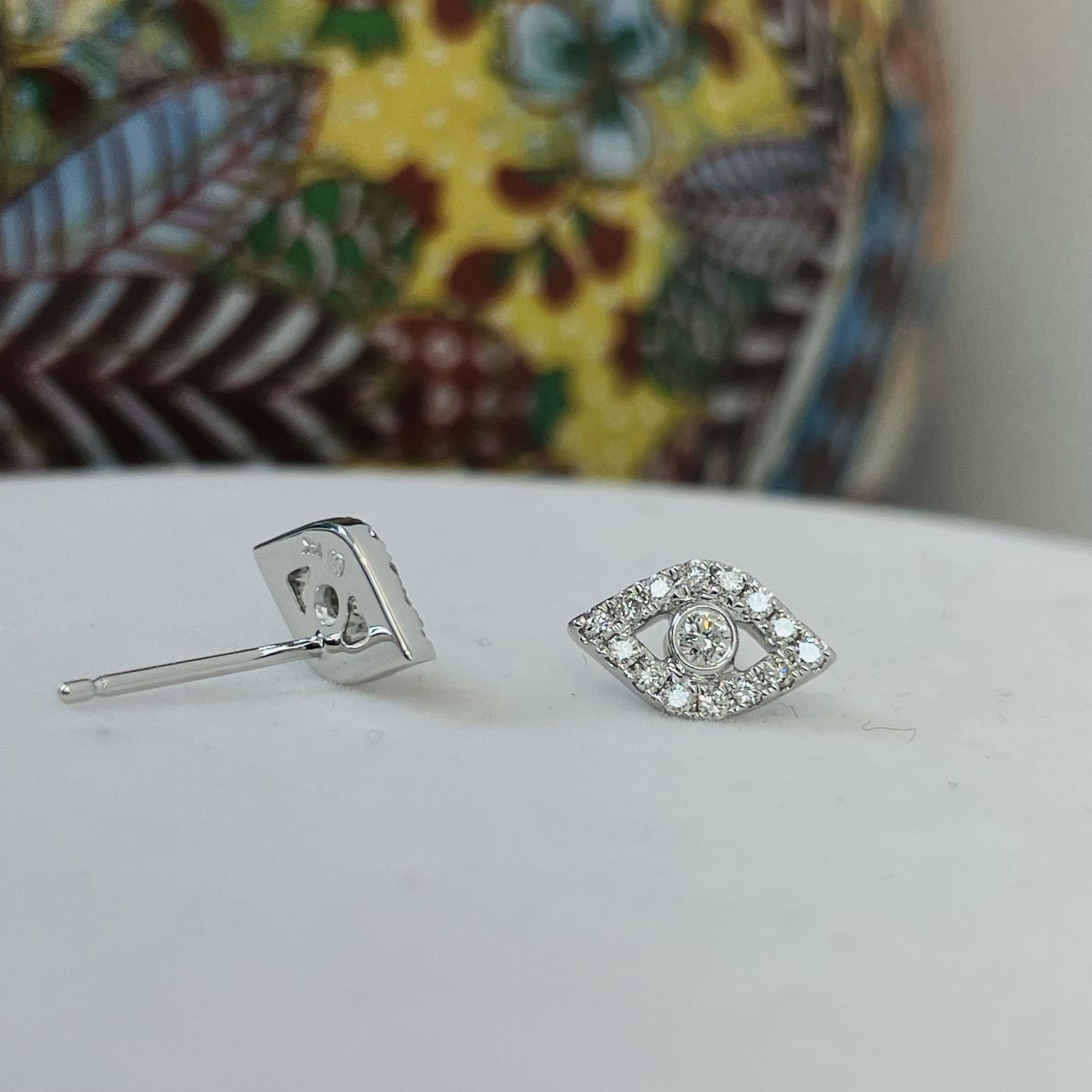 עגילי יהלומים טבעיים בעיצוב ״עין״ 0.28 קראט צבע F ניקיון VS זהב 14K לבן (מגיעים עם סוגרים) מק"ט 748