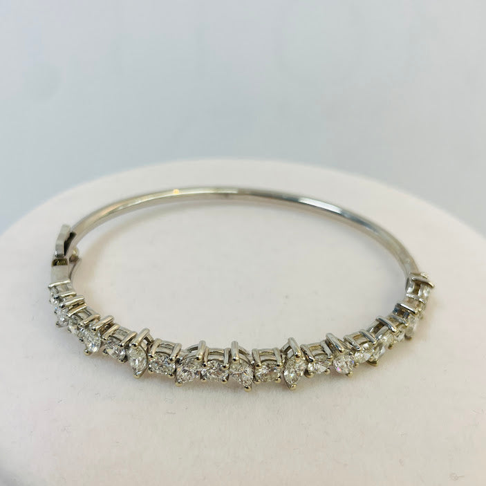 צמיד קשיח זהב לבן 14K משובץ 4.15 קראט יהלומים טבעיים צבע F נקיון VS מק"ט 404