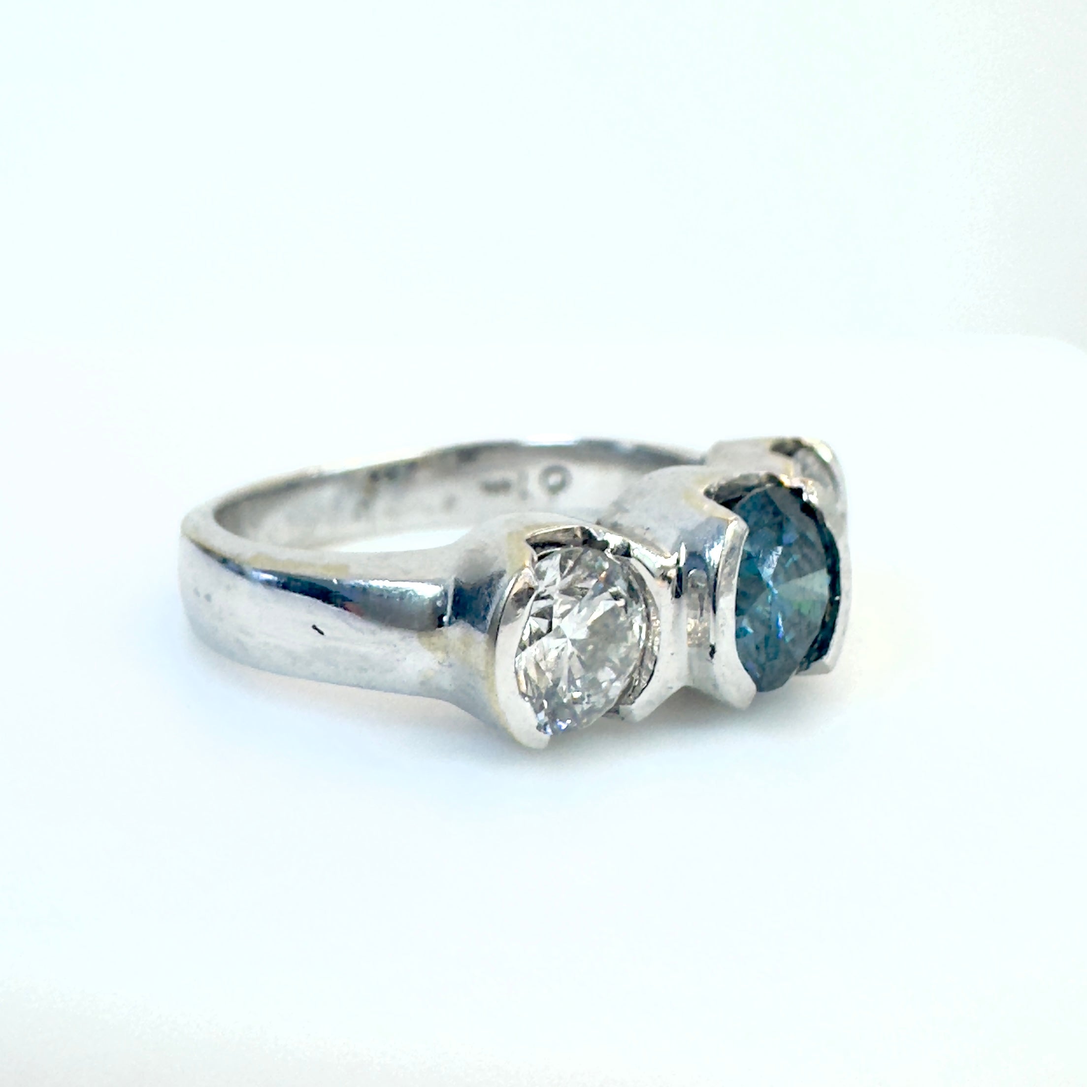 טבעת 3 יהלומים טבעיים 1.50 קראט עם יהלום מרכזי כחול צבוע ויהלומים לבנים צבע F ניקיון VS זהב 14K לבן מק״ט 35