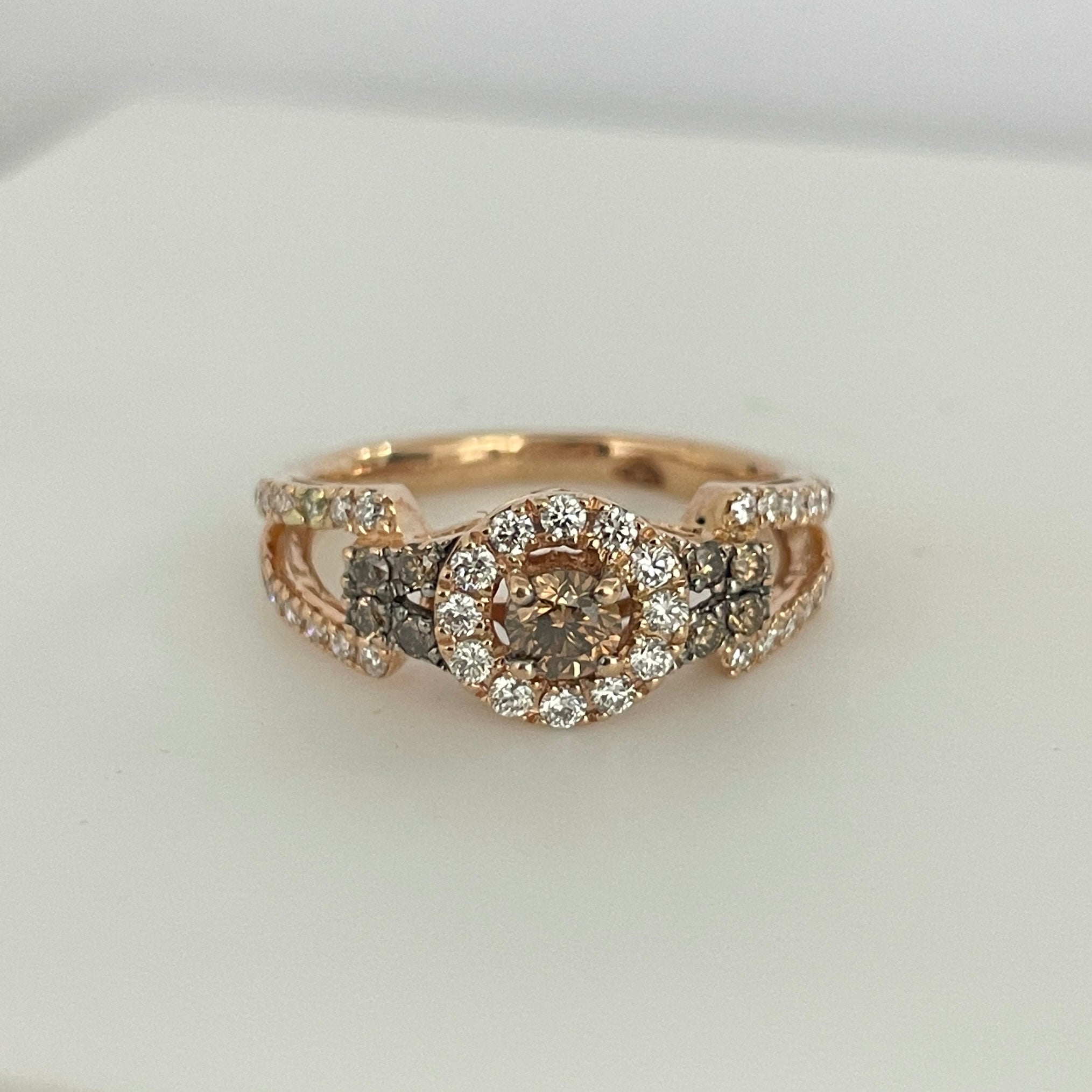 טבעת יהלום חום טבעי בשיבוץ היילו יהלומים חומים ולבנים טבעיים 0.70 קראט צבע F ניקיון VS רוז גולד 14K מק"ט 533