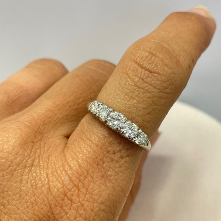 טבעת 5 יהלומים טבעיים מדורגים 1.00 קראט צבע F ניקיון VS זהב 14K לבן מק״ט 569