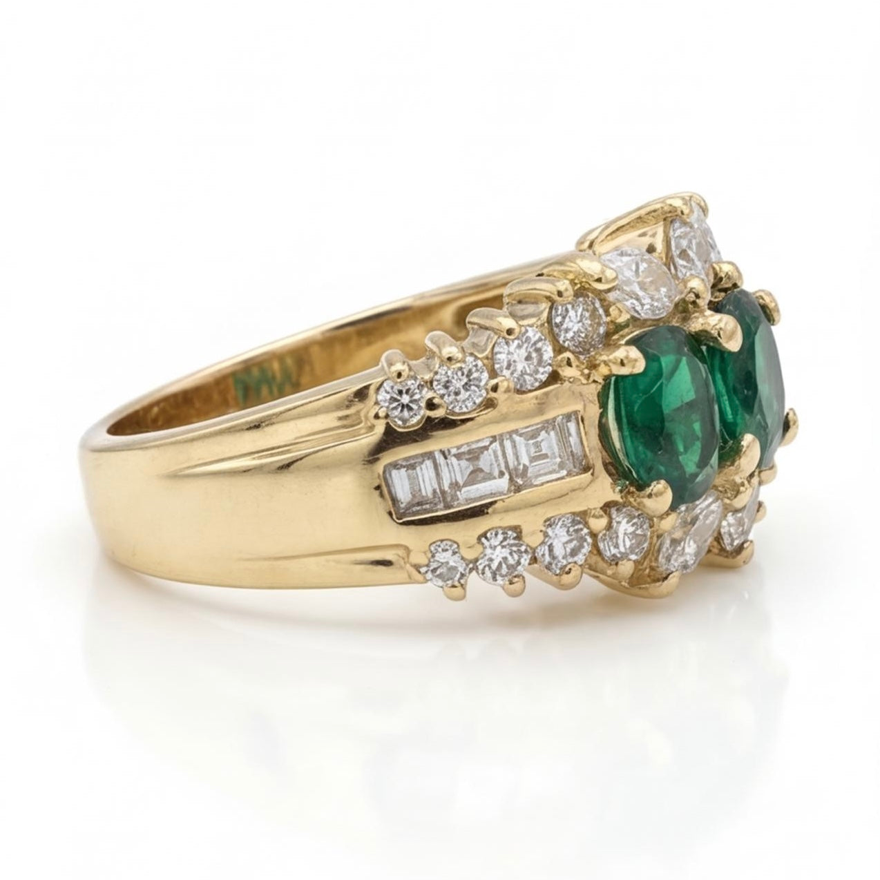 טבעת זהב 14K צהוב 3 אבנים ירוקות ויהלומים 1.30 קראט מק״ט 945