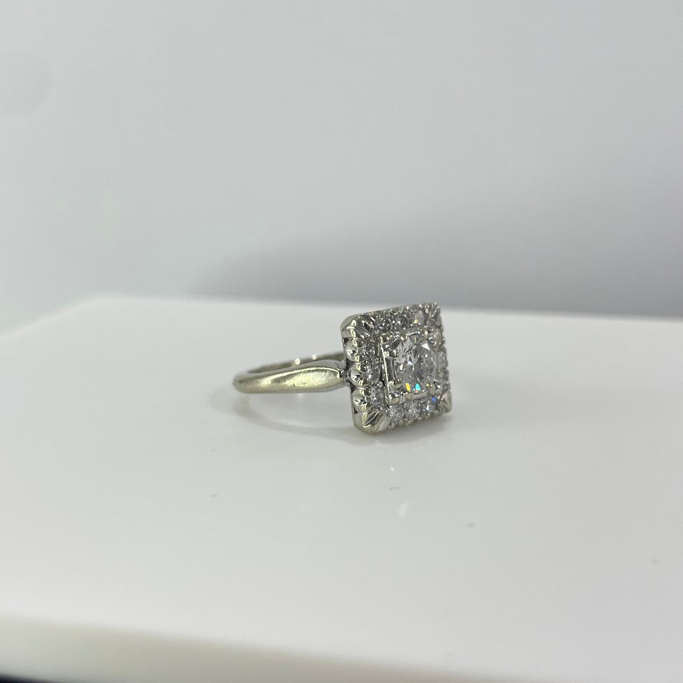 טבעת זהב לבן 14K משובצת יהלום מרכזי 0.50 קראט ויהלומים טבעיים 0.36 קראט צבע F נקיון VS מק"ט 417