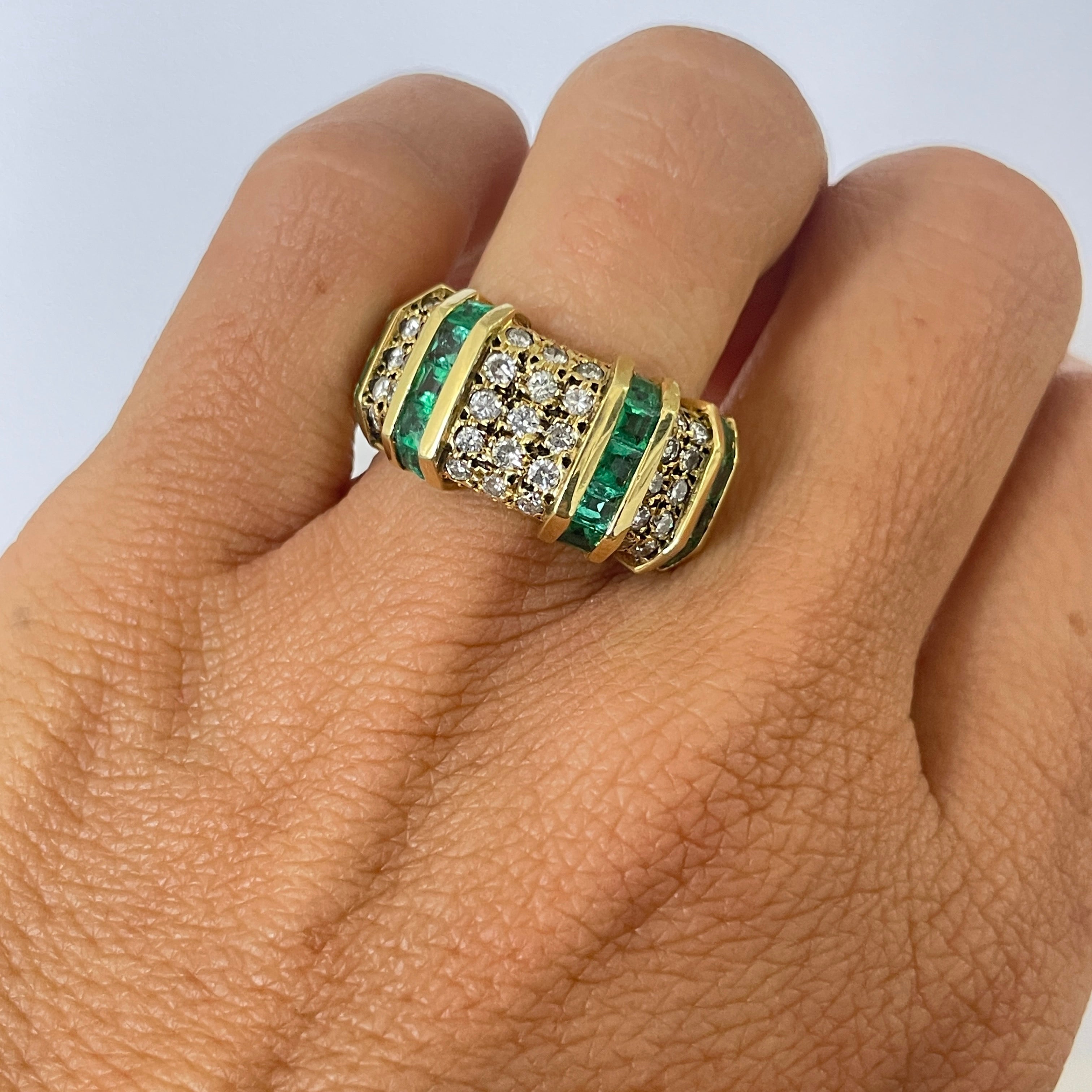 טבעת משובצת אמרלדים 0.90 קראט ויהלומים 1.05 קראט צבע F ניקיון VS-SI זהב 18K צהוב מק"ט 594