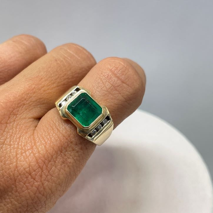 טבעת אמרלד טבעית מרכזית 2.50 קראט ויהלומים טבעיים 0.30 קראט צבע F ניקיון VS זהב 14K לבן מק״ט 566