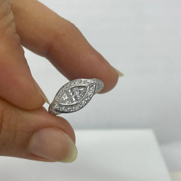 טבעת פלטינום משובצת יהלום מרקיזה 0.60 טבעי קראט ויהלומים טבעיים במשקל 0.76 קראט צבע F ניקיון VS2