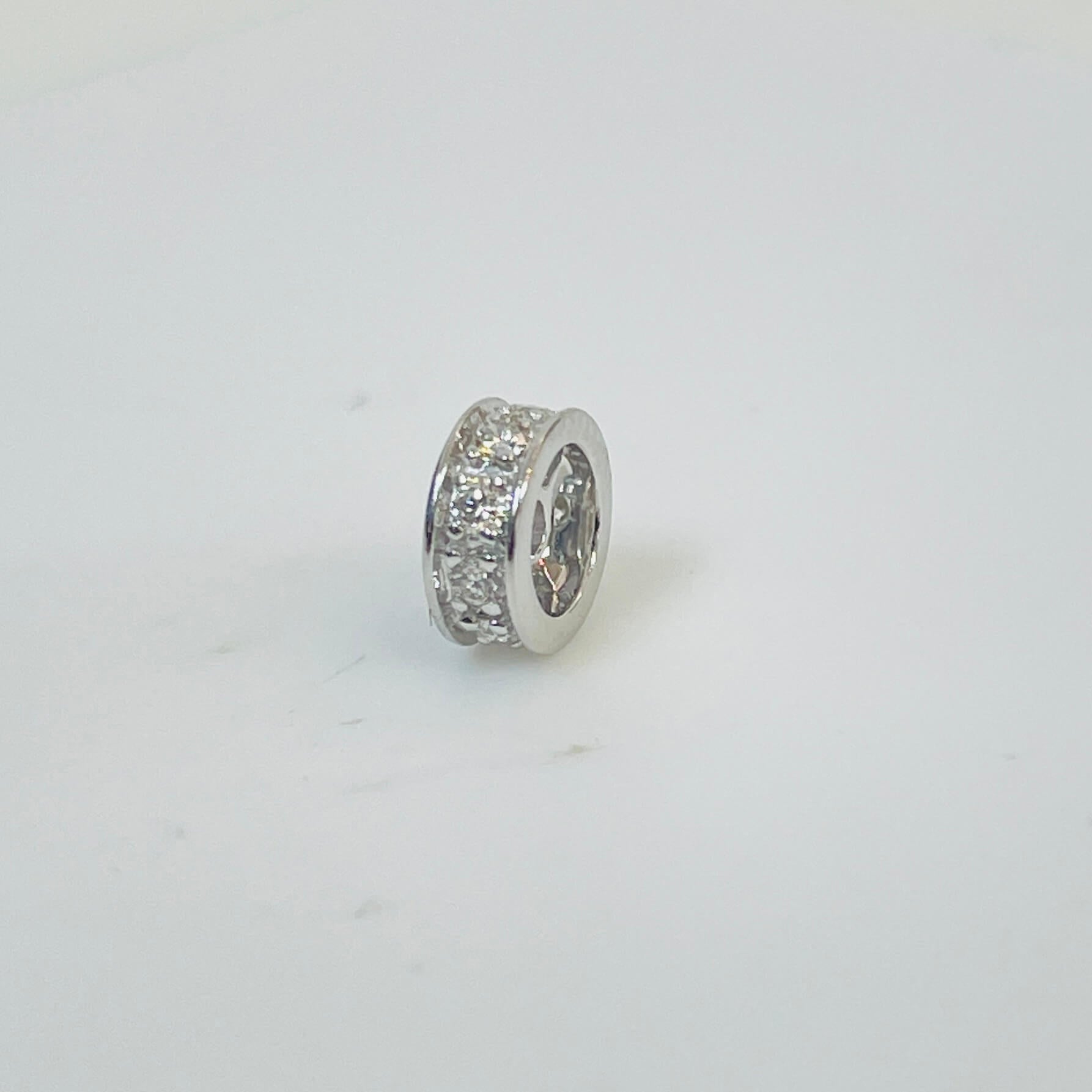 תליון יהלומים טבעיים צורת גליל קטנטן 0.10 קראט צבע F ניקיון VS-SI זהב 14K לבן מק״ט 681