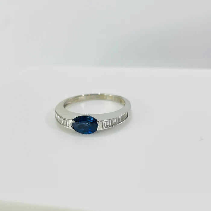 טבעת זהב לבן 18K משובצת ספיר כחולה מרכזית 1 קראט ויהלומים טבעיים 0.35 קראט נקיון VS צבע F מק"ט 140