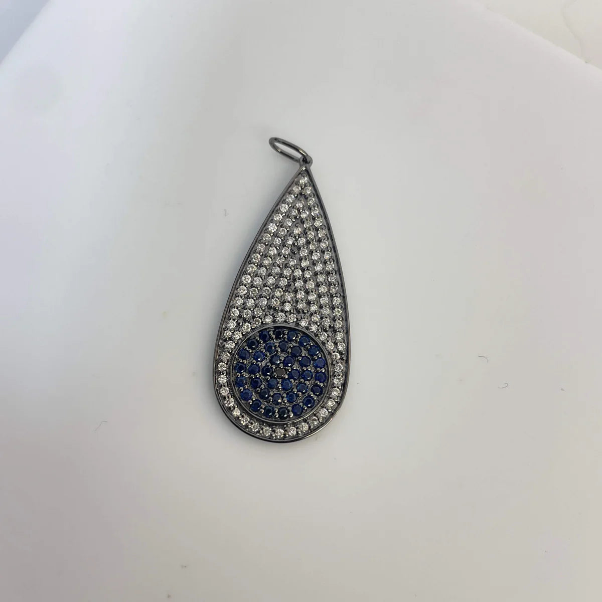 תליון משובץ 0.41 קראט אבני ספיר כחולות ויהלומים טבעיים 0.40 קראט צבע F ניקיון VS-SI זהב 14K ברודיום שחור מק״ט 699