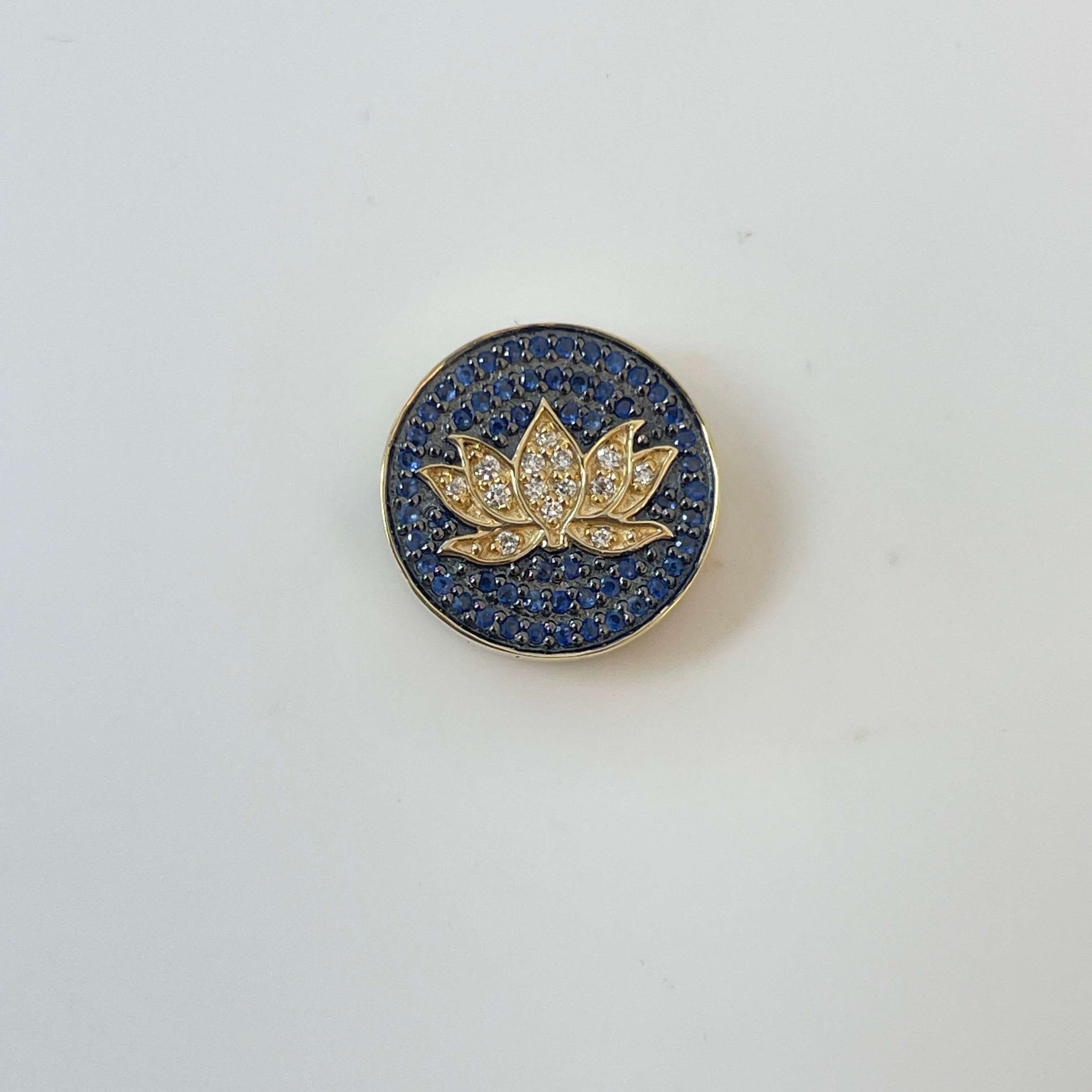 תליון עגול בעיצוב פרח משובץ 0.22 קראט יהלומים ואבני ספיר טבעיות יהלומים צבע F ניקיון VS-SI זהב 14K צהוב מק״ט 661