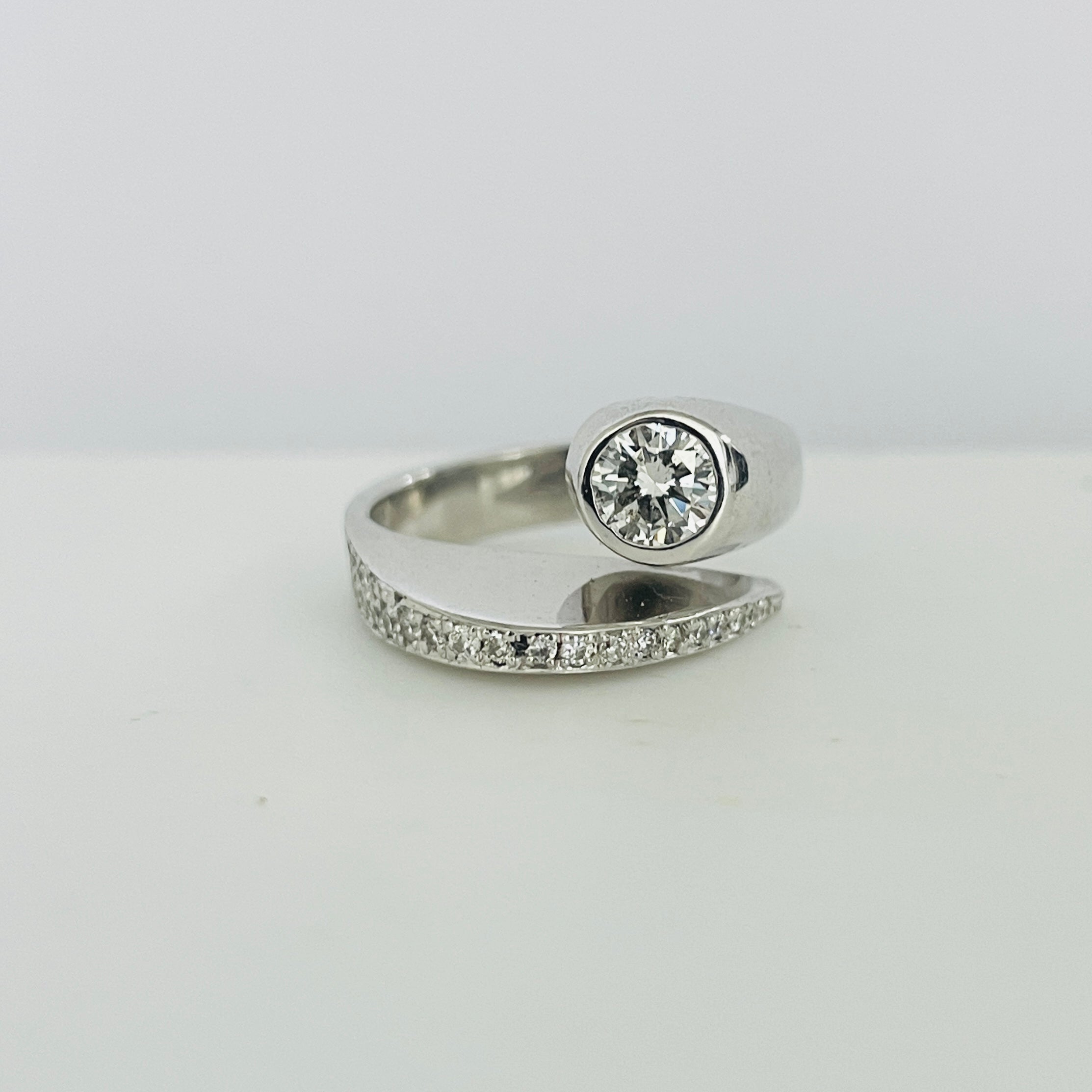 טבעת יהלומים טבעיים בעיצוב טוויסט יהלום עגול מרכזי 0.55 קראט ו0.30 קראט יהלומים קטנים צבע F ניקיון VS זהב 14K לבן מק"ט 537