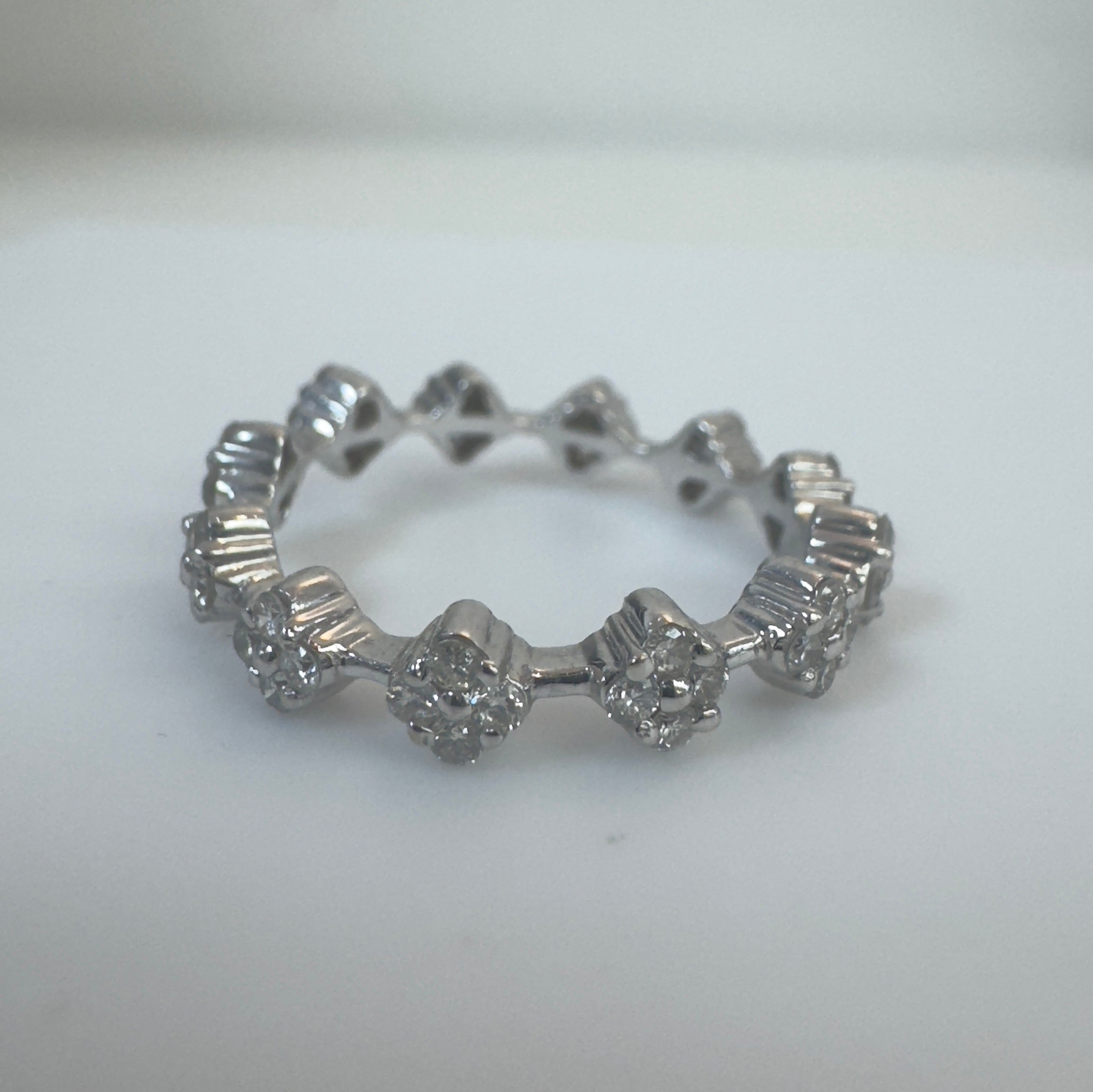 טבעת איטרניטי יהלומים שיבוץ בעיצוב פרחים 0.70 קראט יהלומים טבעיים צבע F ניקיון VS זהב 18K לבן מק"ט 431