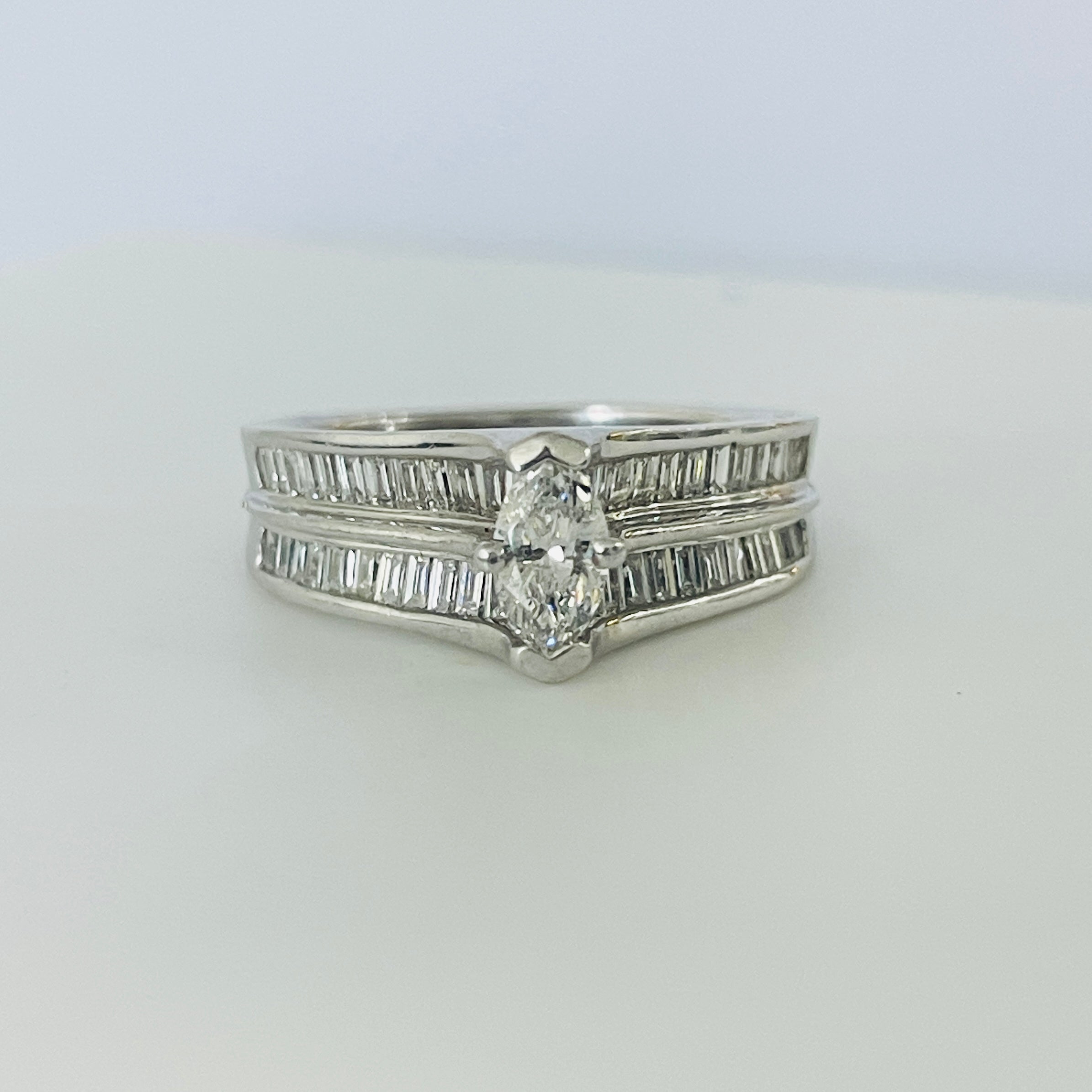 טבעת יהלום מרקיזה מרכזי 0.4 קראט צבע F ניקיון SI ויהלומי בגטים 0.6 קראט F VS זהב לבן 14K מק"ט 579