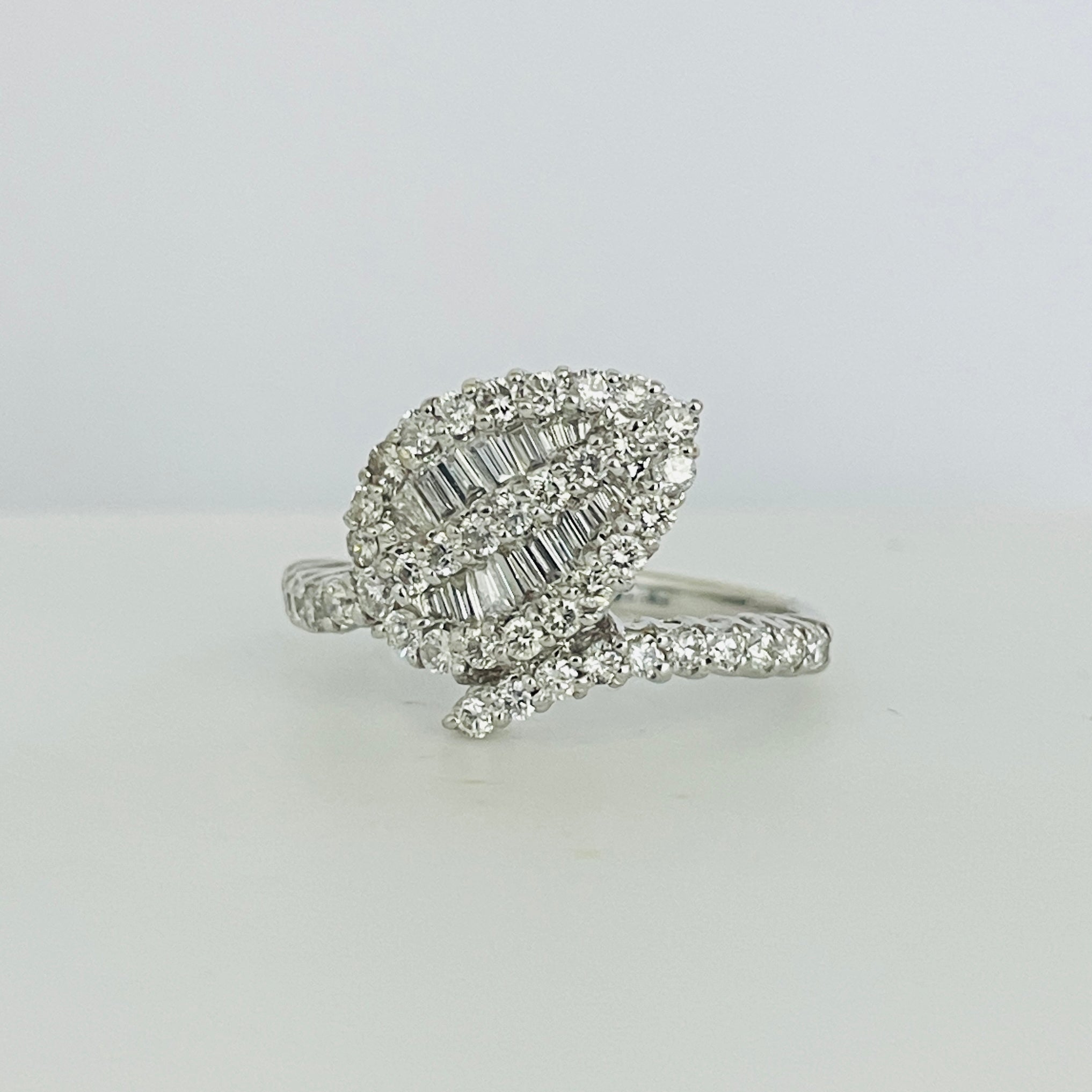 טבעת צורת עלה יהלומי בגטים ועגולים טבעיים 1.02 קראט צבע F ניקיון VS זהב 14K לבן מק"ט 545