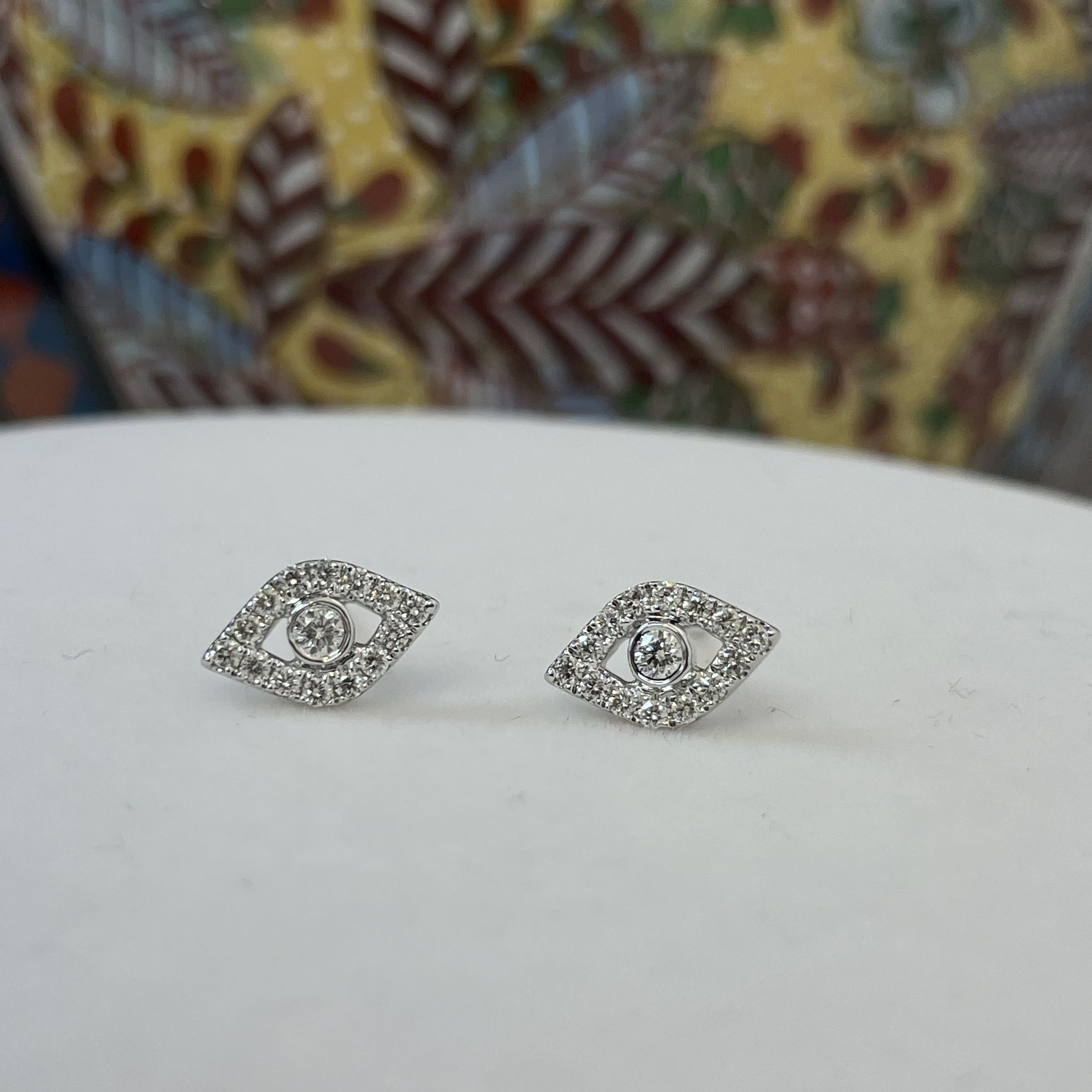 עגילי יהלומים טבעיים בעיצוב ״עין״ 0.28 קראט צבע F ניקיון VS זהב 14K לבן (מגיעים עם סוגרים) מק"ט 790