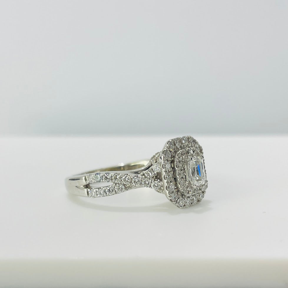 טבעת זהב לבן 14K משובצת יהלומים טבעיים 1.00 קראט צבע F נקיון VS ואבן מרכזית 0.25 אמרלד צבע F נקיון VS מק"ט 444