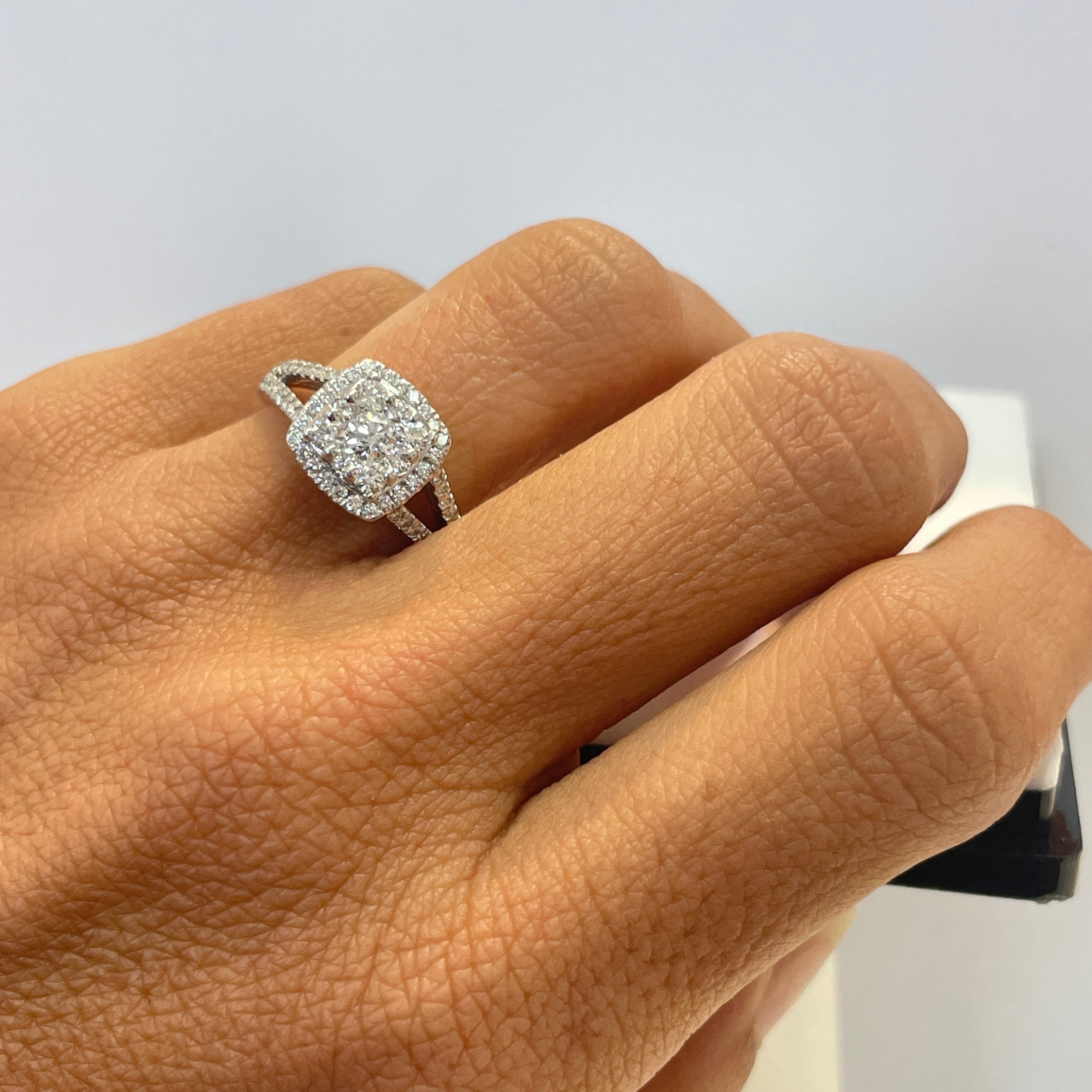 טבעת בעיצוב מרובע משובצת יהלומים טבעיים 1.15 קראט צבע E ניקיון VS-VVS זהב 14K לבן מק"ט 568