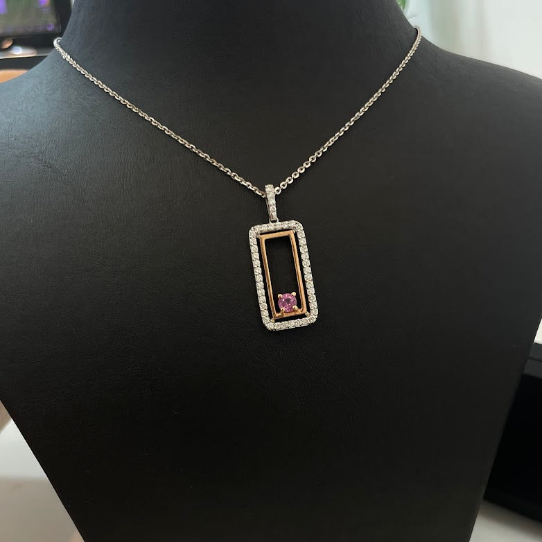 שרשרת זהב לבן 14K עם שילוב רוז גולד משובצת 0.35 קראט יהלומים טבעיים צבע F נקיון VS ואבן ספיר 0.55 קראטמ מק"ט 11