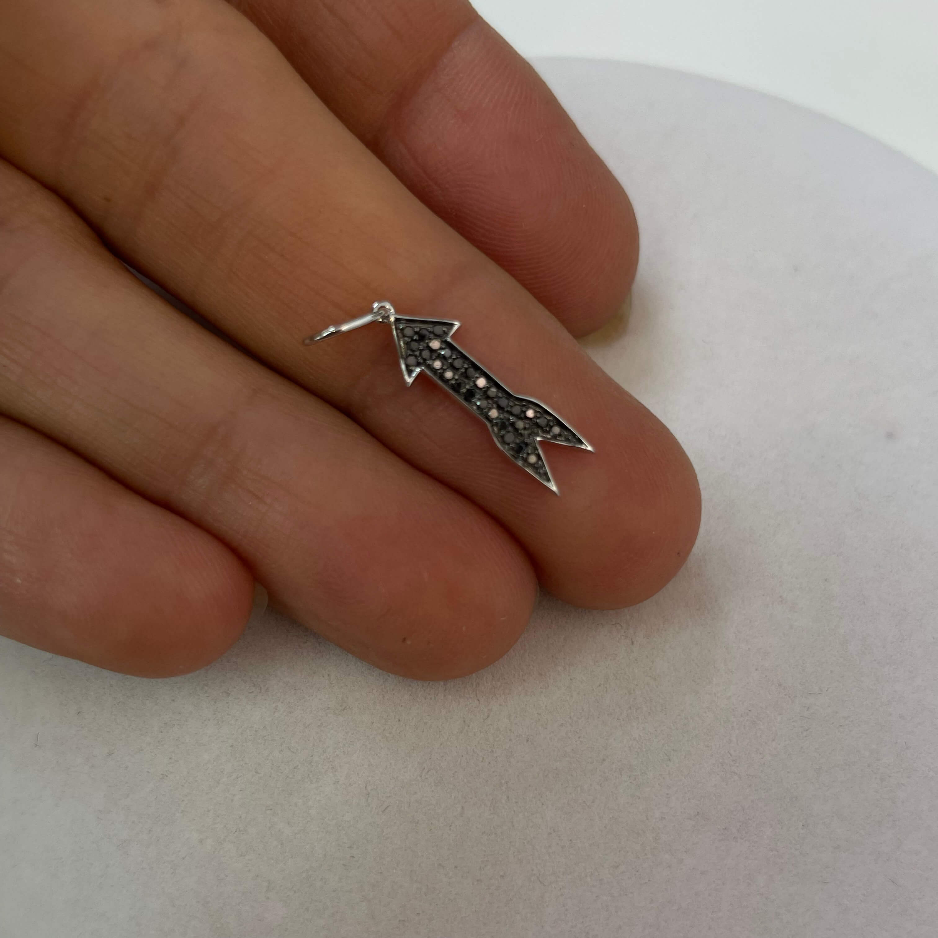 תליון חץ יהלומים שחורים טבעיים 0.05 קראט זהב 14K לבן מק״ט 715