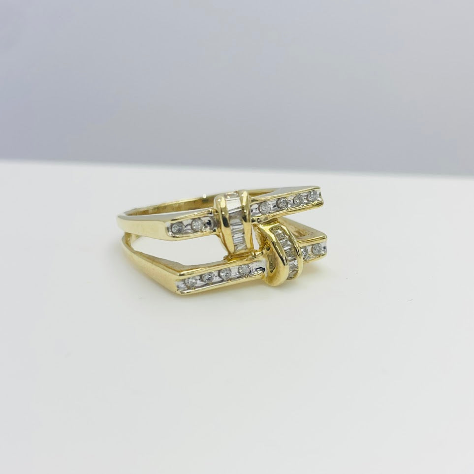 טבעת זהב צהוב 14K משובצת יהלומים טבעיים בגטים ועגולות 0.25 קראט צבע F נקיון VS מק"ט 105