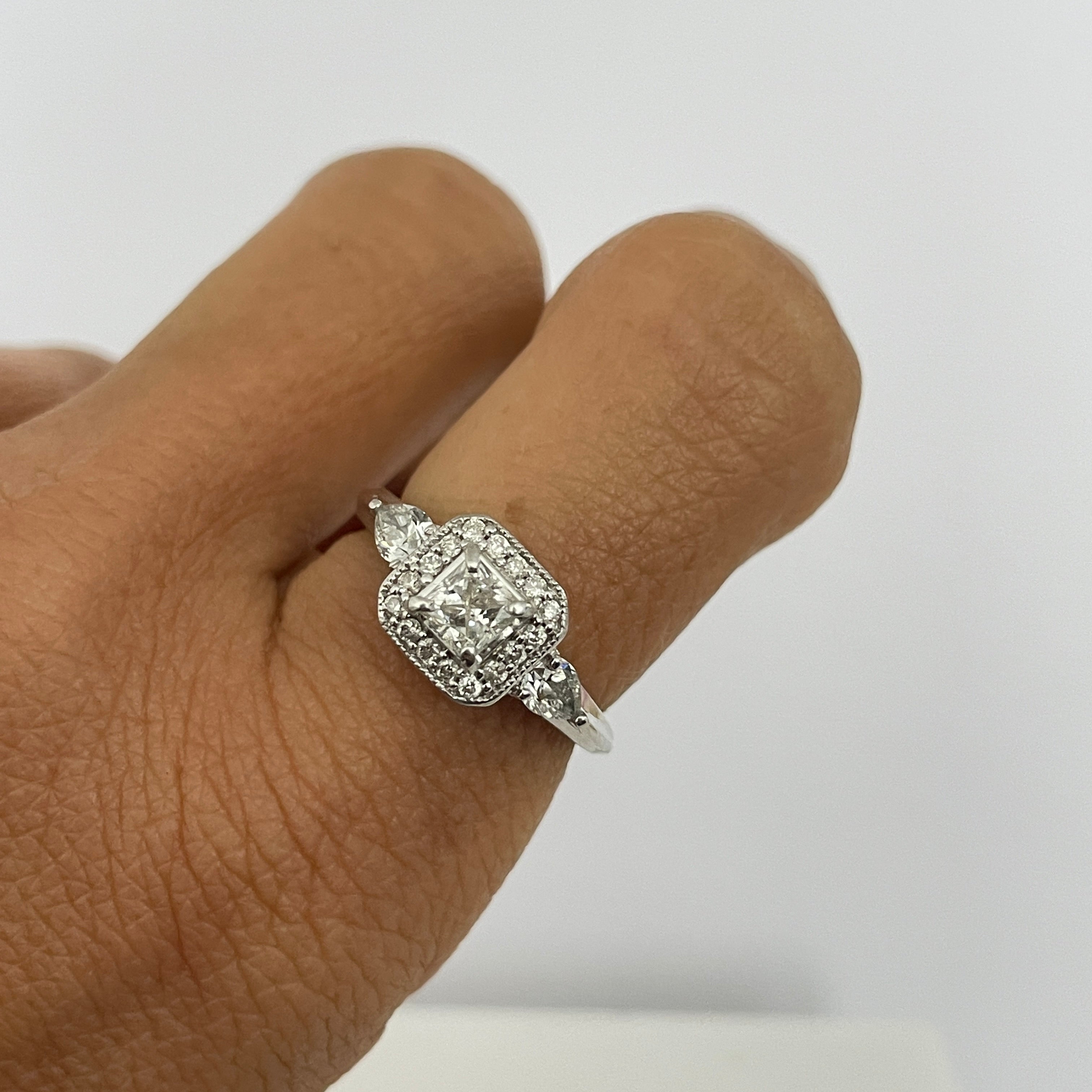 טבעת יהלום פרינסס מרכזית 0.50 קראט ו2 יהלומי טיפות ושיבוצים קטנים בצדדים 0.55 קראט צבע F ניקיון SI זהב 14K לבן מק"ט 551