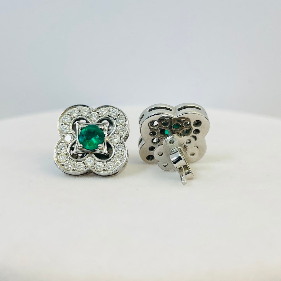 עגילי זהב לבן 18K משובצים 0.70 קראט יהלומים טבעיים צבע F נקיון VS ואבן מרכזית אמרלד 0.80 קראט מק"ט 217