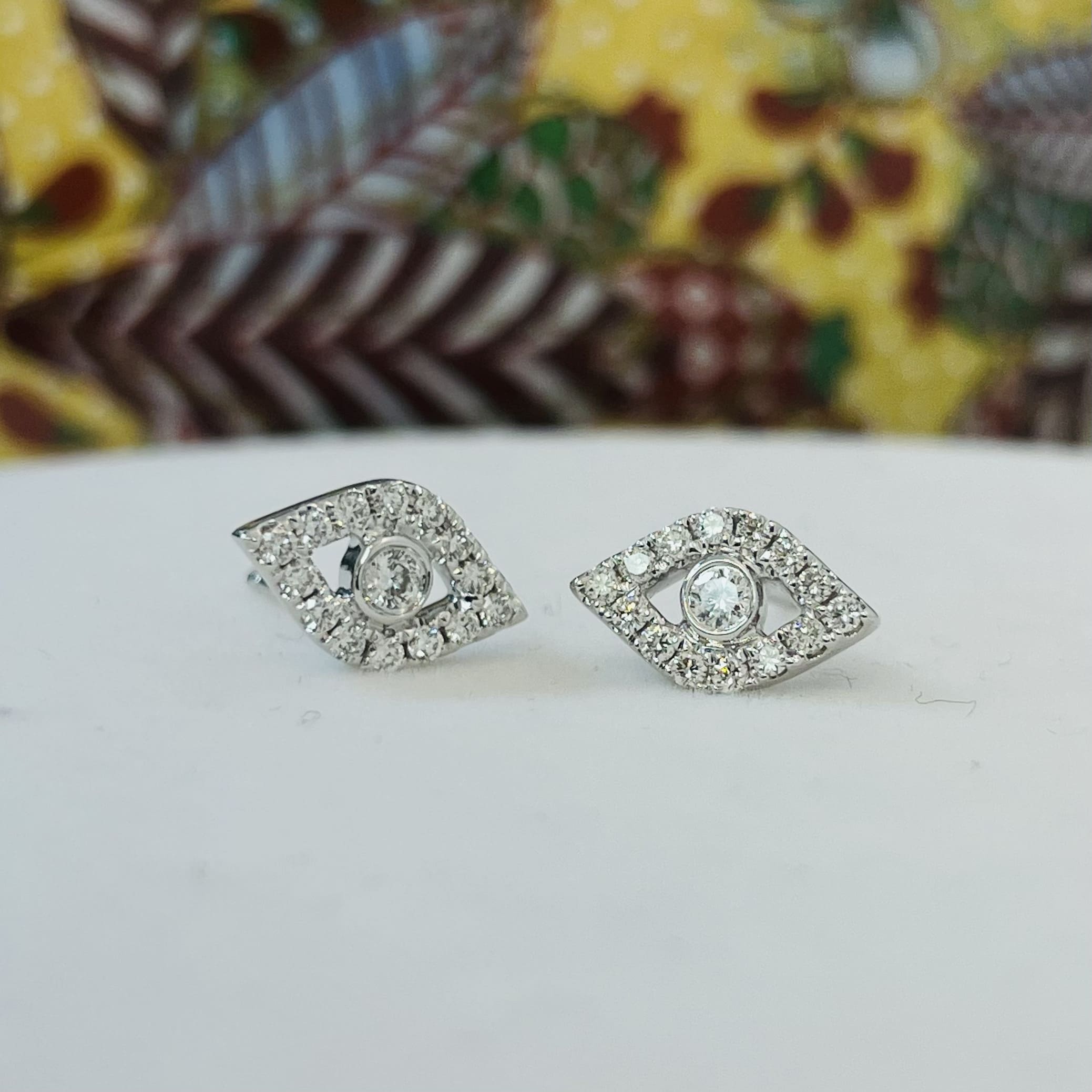 עגילי יהלומים טבעיים בעיצוב ״עין״ 0.28 קראט צבע F ניקיון VS זהב 14K לבן (מגיעים עם סוגרים) מק"ט 748