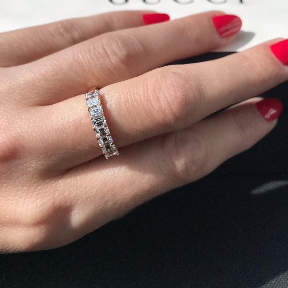 טבעת יהלומים בחיתוך אמרלד