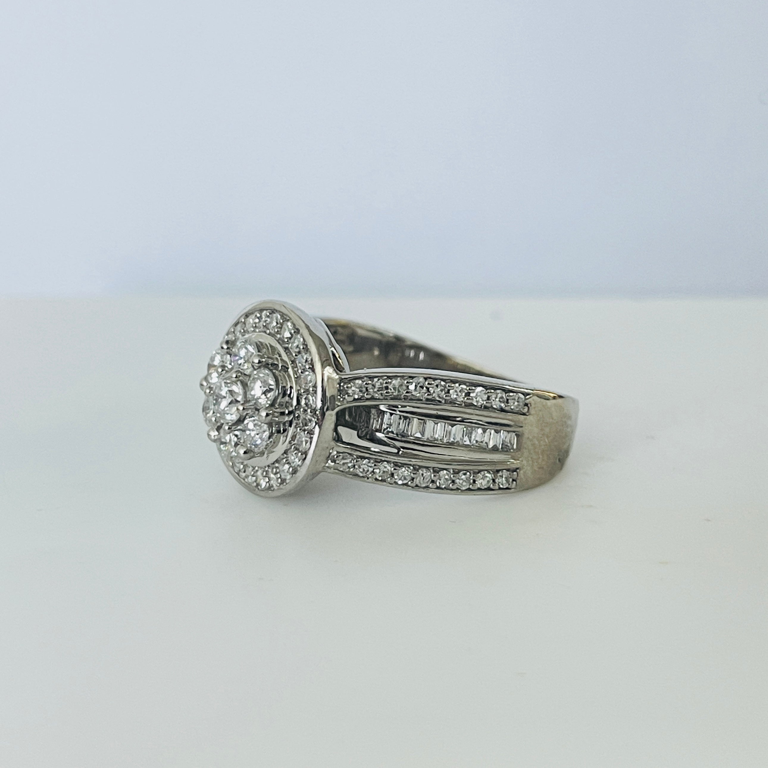 טבעת יהלומים טבעיים בעיצוב פרח 1.00 קראט צבע F ניקיון VS-SI זהב 10K לבן מק״ט 585