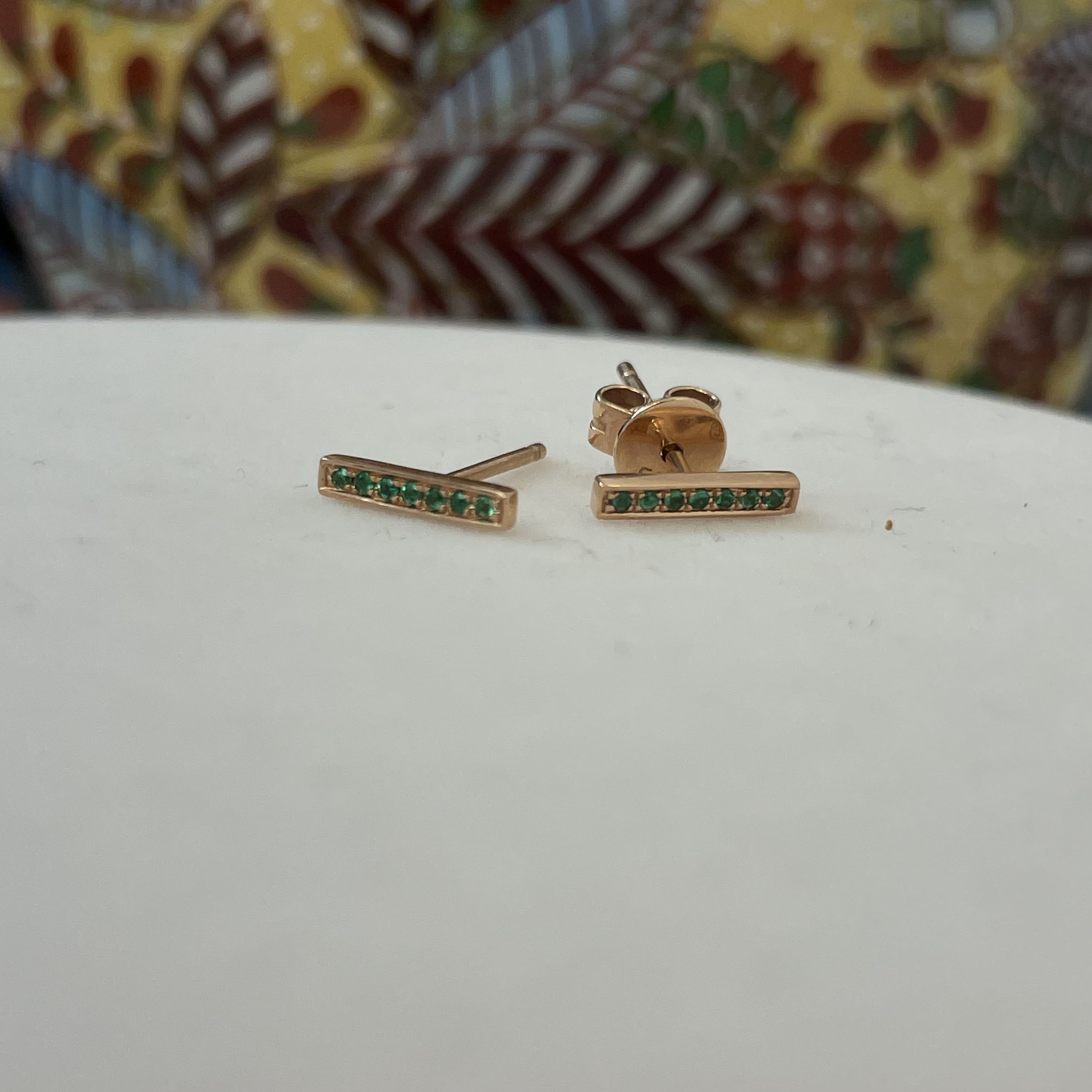 עגילים פס משובצים אבני אמרלדים טבעיים 0.04 קראט זהב 14K רוז גולד (מגיעים עם סוגרים) מק"ט 742