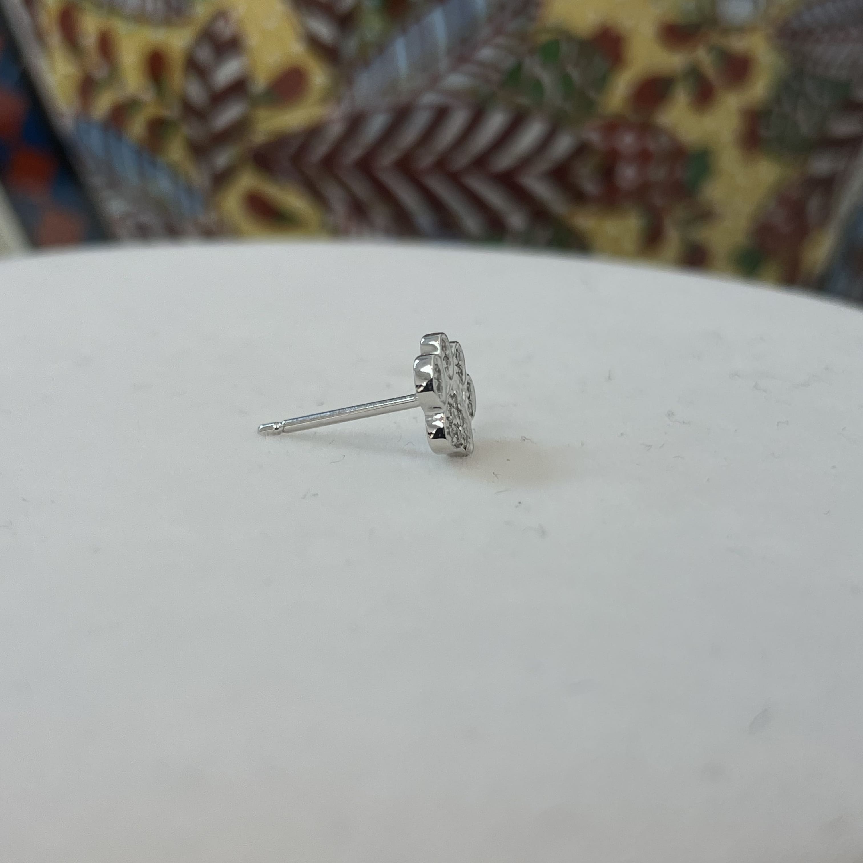 עגיל בודד בצורת ״כף אריה״ משובץ יהלומים טבעיים 0.04 קראט 14K לבן (מגיע עם סוגר) מק"ט 746