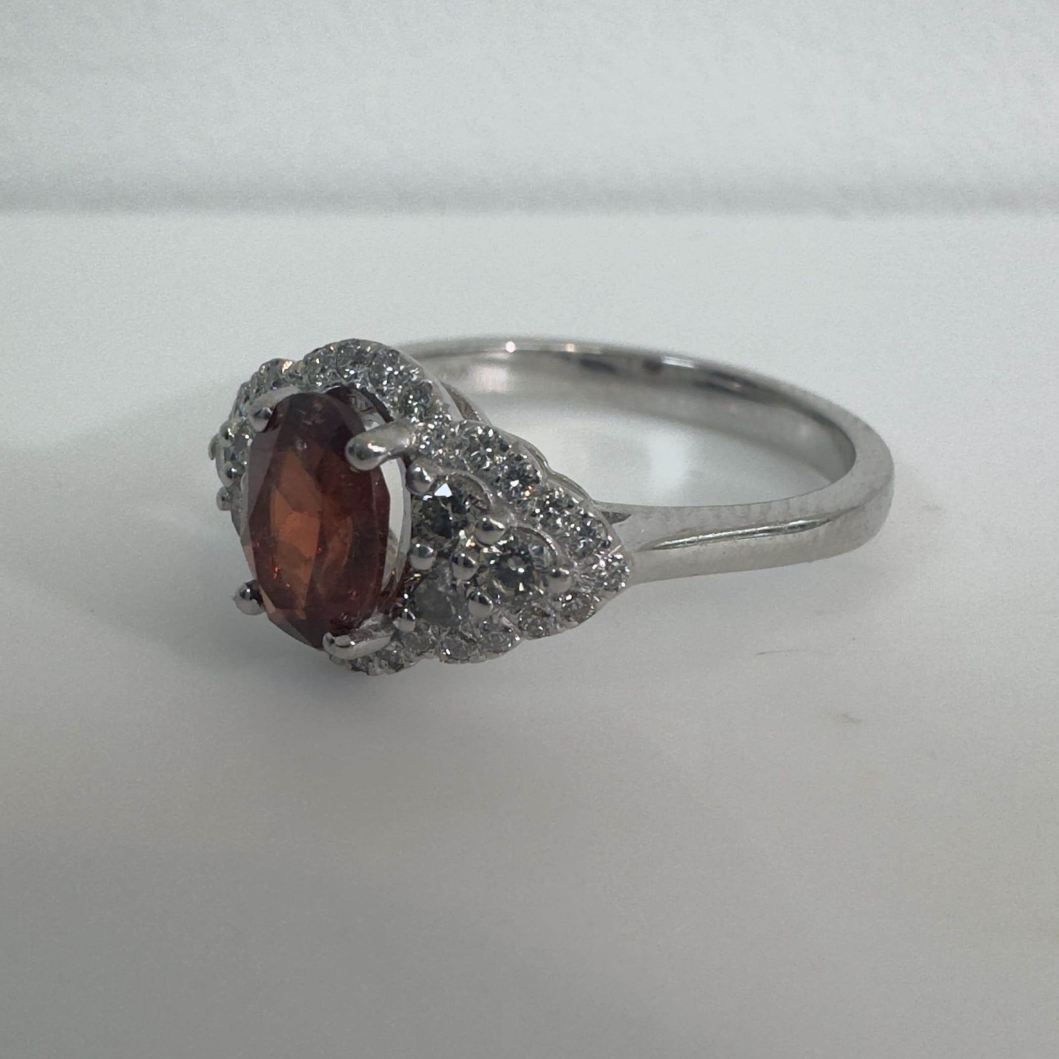 טבעת 14K לבן משובצת באבן רובילייט טבעית 0.60 קראט ויהלומים מסביב 0.37 קראט צבע F ניקיון VS מק״ט R-2121