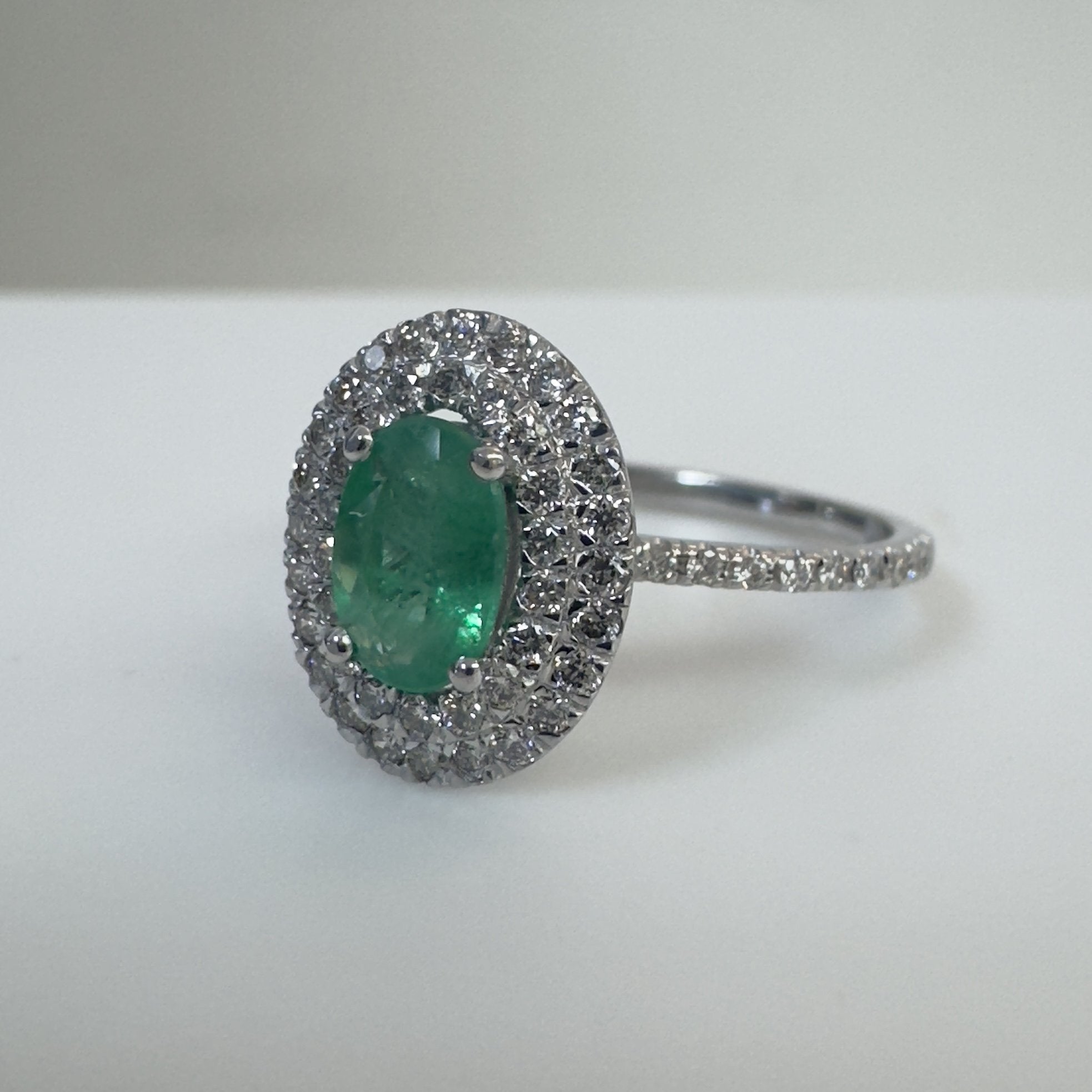 טבעת אמרלד טבעית 0.48 קראט עם שיבוץ יהלומים היילו כפול ושיבוץ יהלומים חצי שורה יהלומים טבעיים 0.30 קראט צבע F ניקיון VS זהב 14K לבן מק״ט 2050