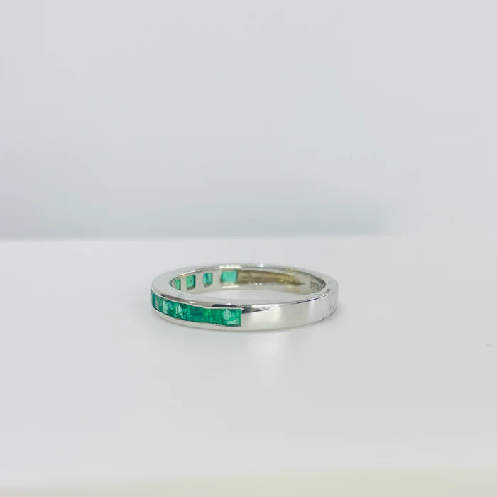 טבעת זהב לבן 14K עדינה משובצת אבני אמרלד 0.74 קראט מק"ט 22