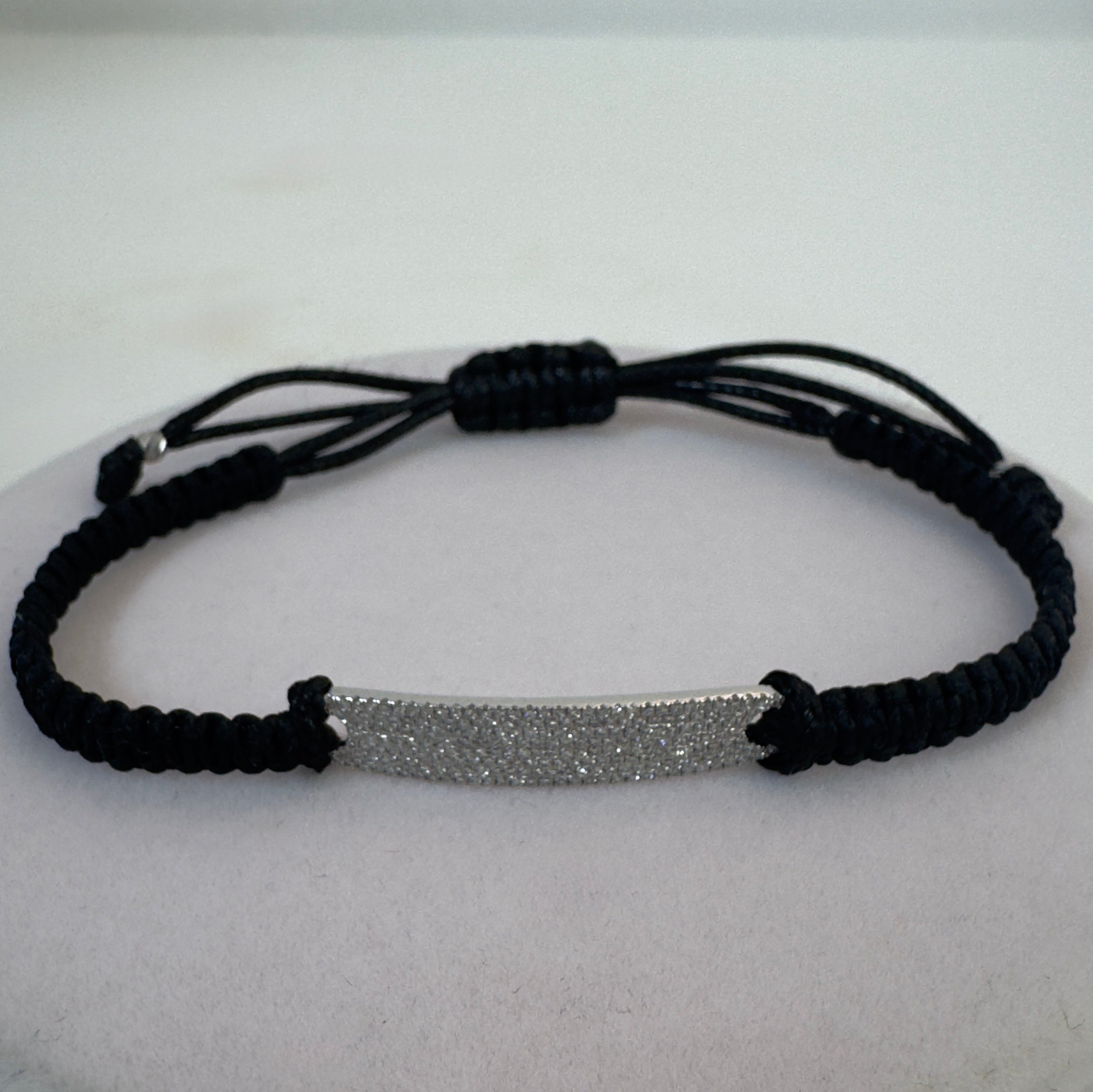 צמיד מקרמה עם פלטה מזהב לבן 14K משובצת יהלומים טבעיים 0.52 קראט צבע F נקיון VS מק"ט 369